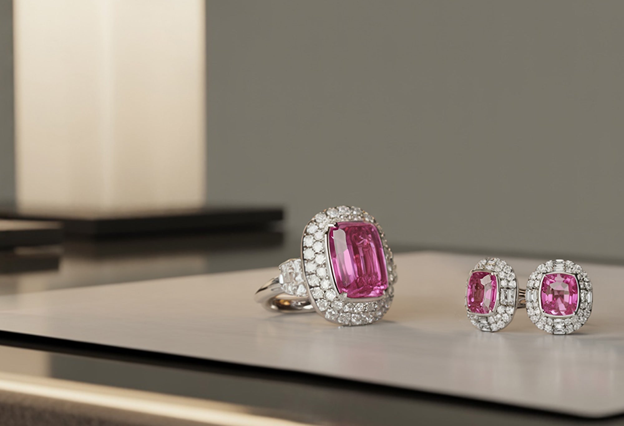 Ensemble de bijoux en or blanc composé d’une bague et d’une paire de boucles d’oreilles avec tourmalines roses et diamants.