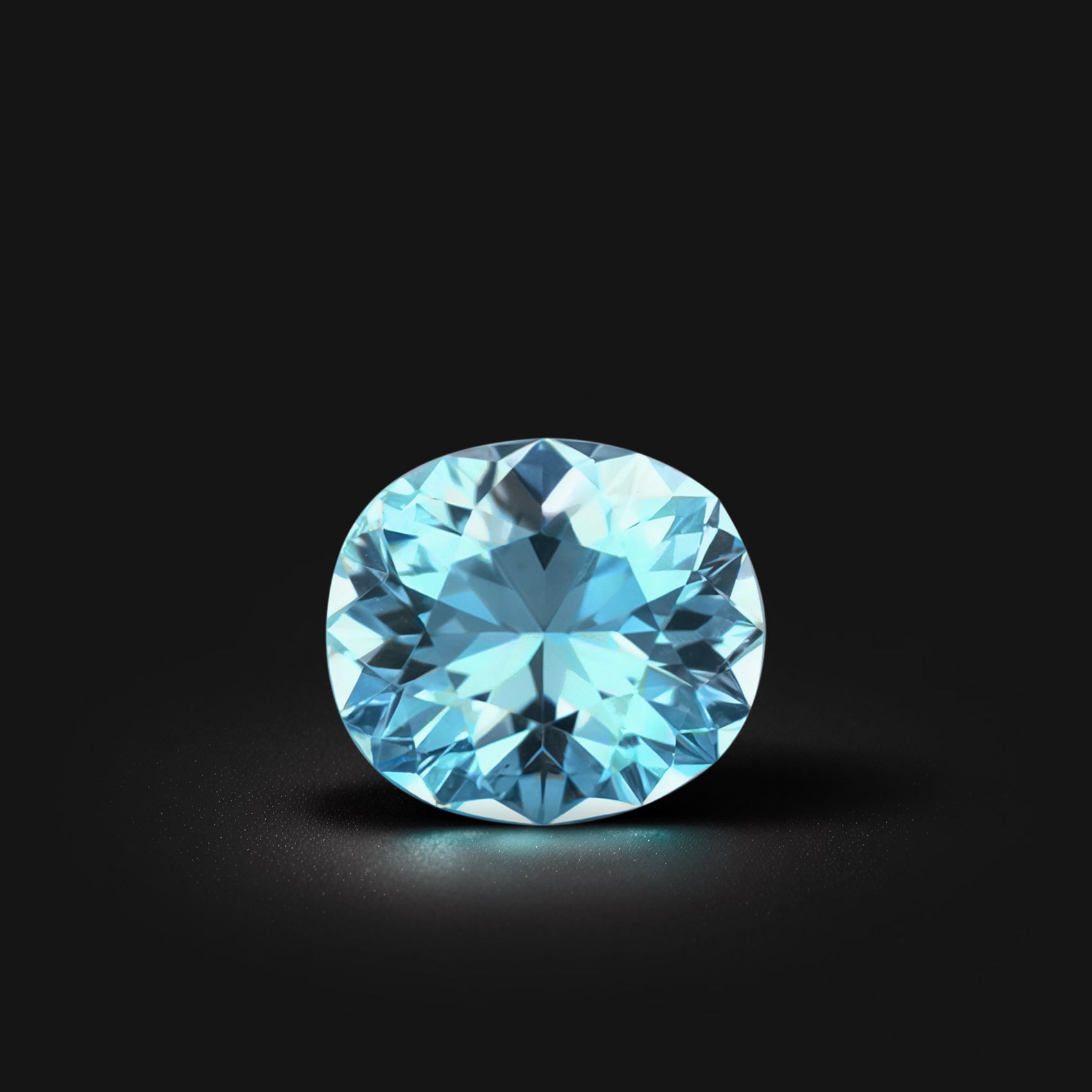 Aigue-marine 1,39 ct de Madagascar, ovale facettée, cyan-bleuté léger, dimensions 8,1×7,2×4,6 mm