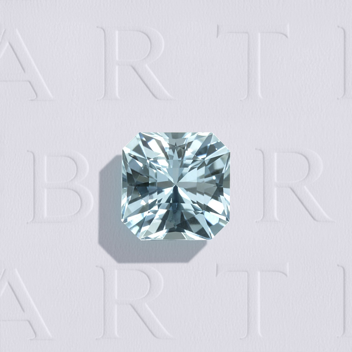 Aigue Marine naturelle de 1.11 carat, bleu cyan très léger, facettée en carré à pans coupés, origine Madagascar