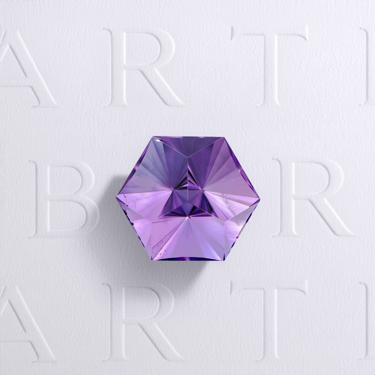 Améthyste naturelle facettée de forme abstraite originale et unique de 2.60 carats, originaire du Brésil, de couleur violet-rosé prononcé et légèrement incluse.