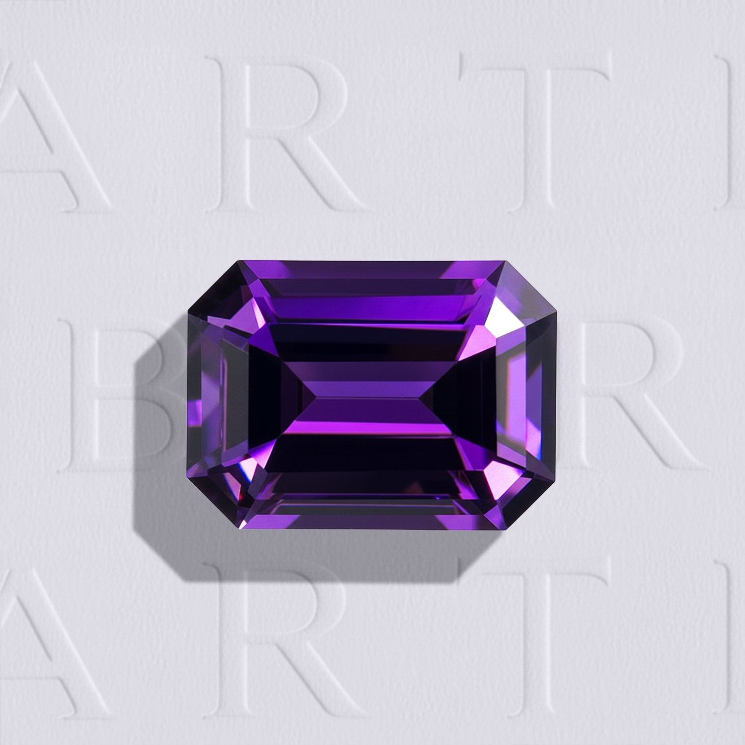 Améthyste naturelle de 6.20 carats, couleur violet-rosé profond, taillée en rectangle à pans coupés facetté, aucun traitement, sans inclusion visible à l’œil nu.