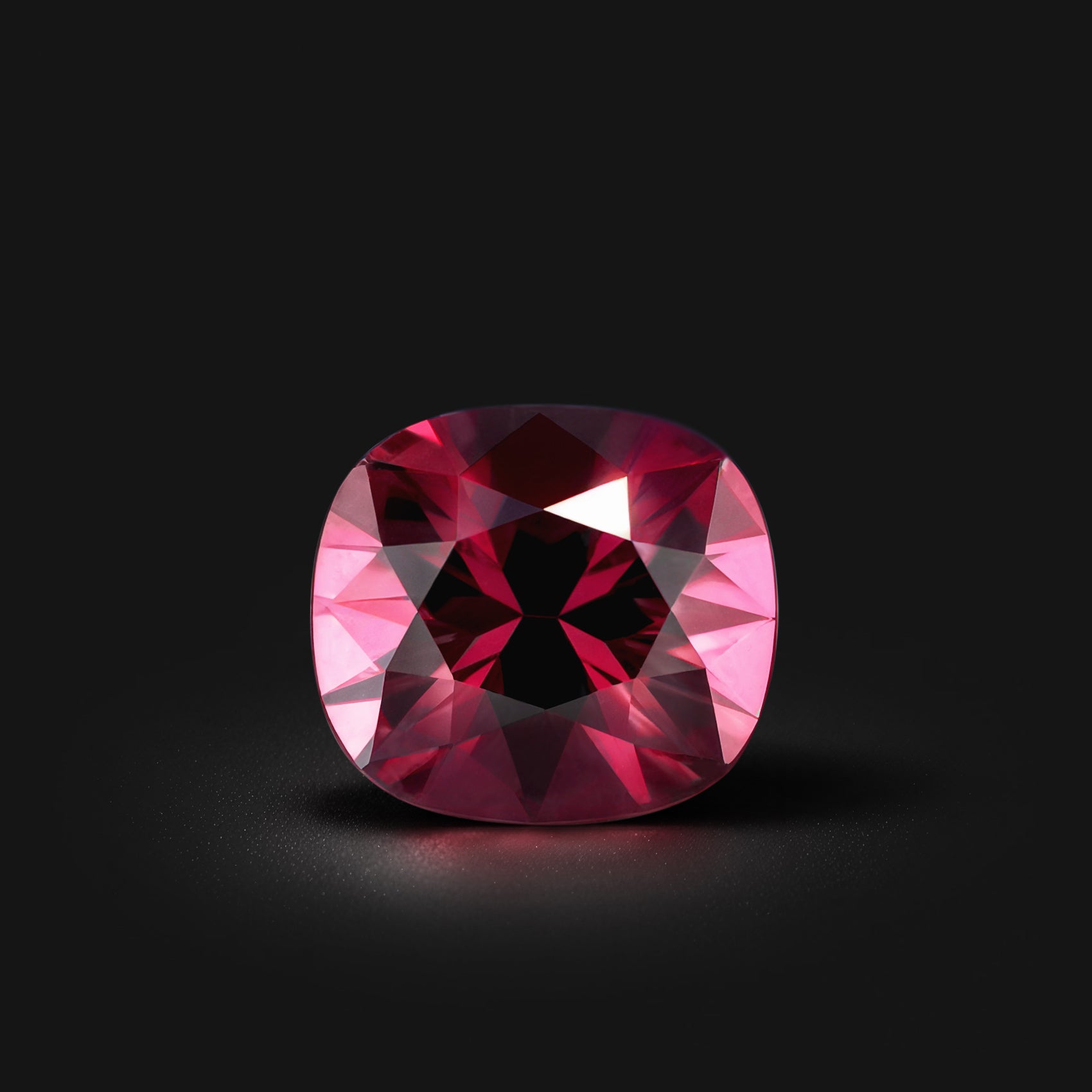 Grenat rhodolite coussin rectangle facetté 2,11ct, rouge-violet profond, pureté sans inclusion, provenance Tanzanie