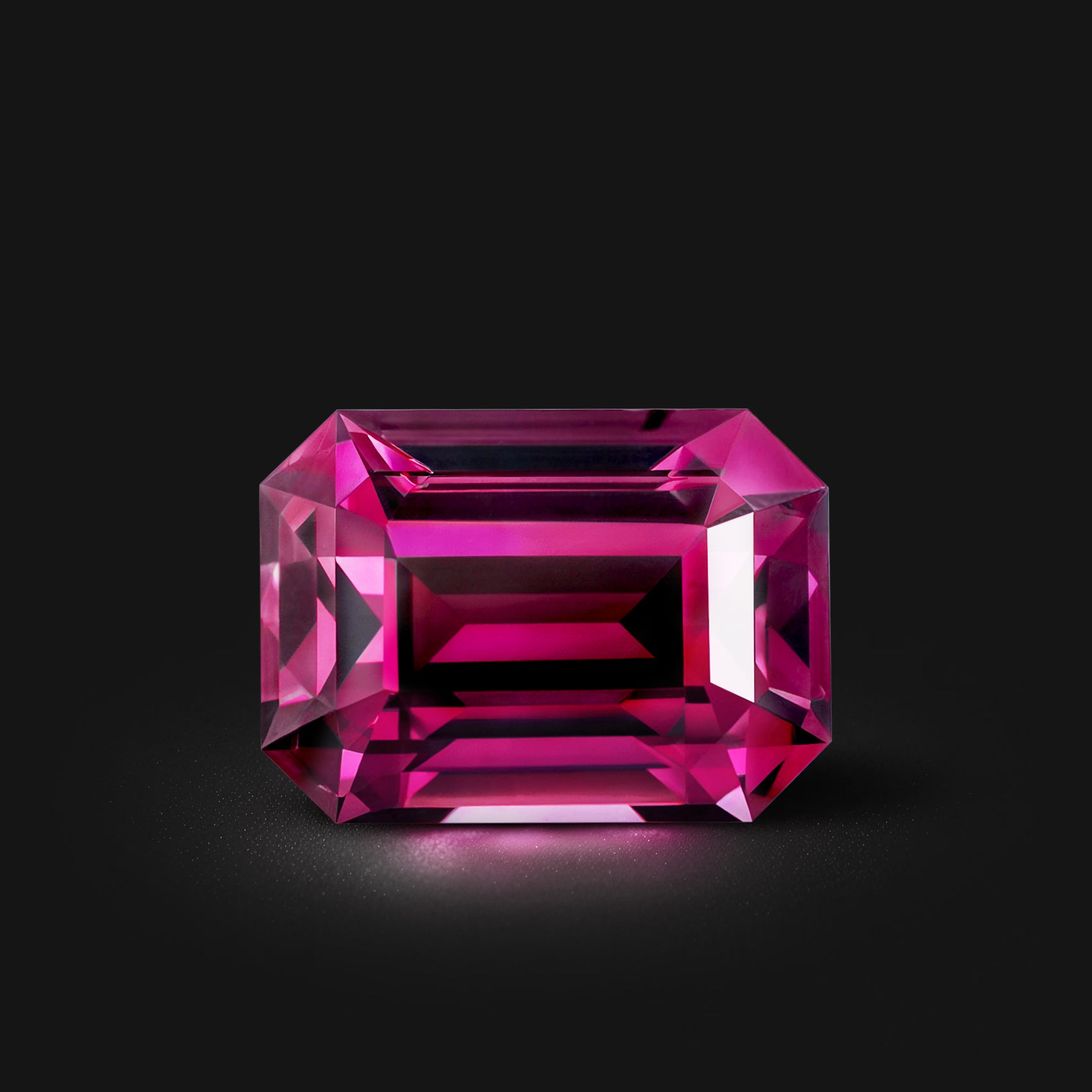 Grenat rhodolite rectangle à pans coupés facetté 3,50ct, violet-rosé profond, sans inclusion visible, provenance Tanzanie