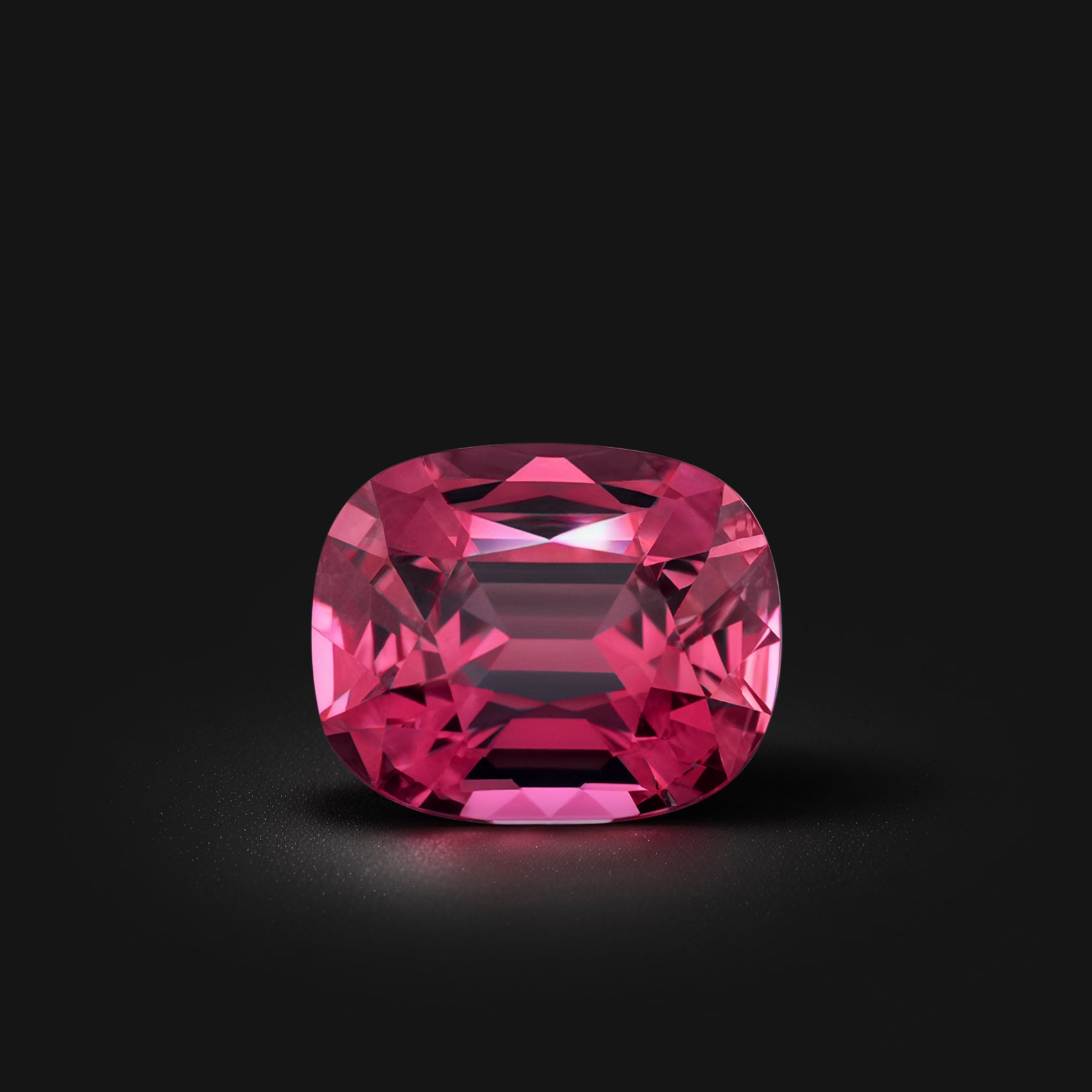 Grenat Rhodolite coussin rectangle facetté 1,90ct, rouge rosé soutenu, aucune inclusion visible, provenance Tanzanie