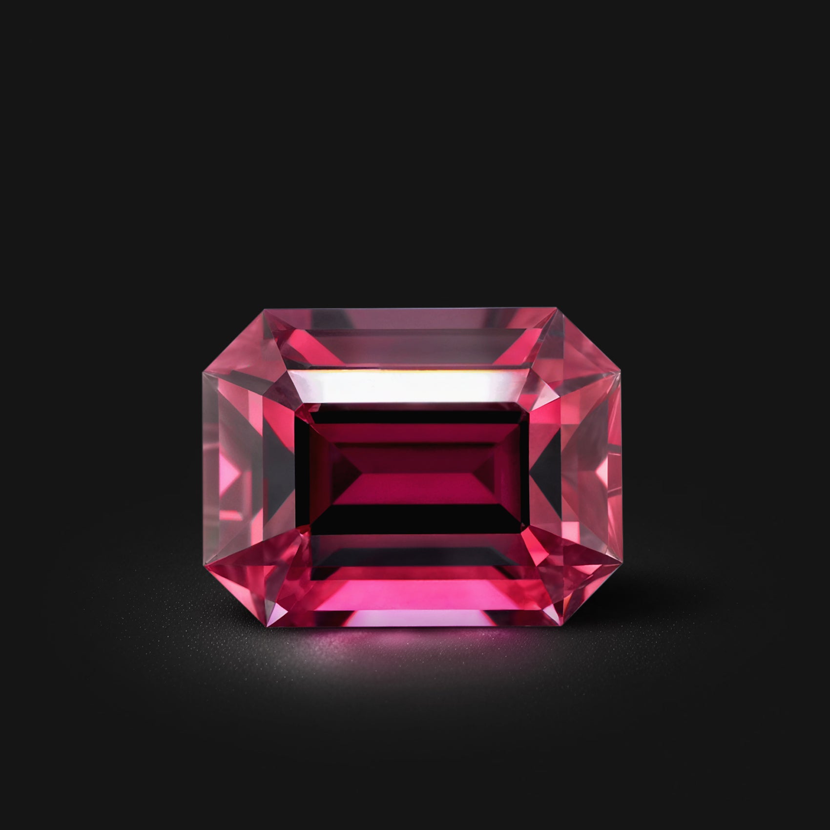 Grenat rhodolite rectangle à pans coupés facetté 2,61ct, rouge-violet soutenu, pureté parfaite, provenance Madagascar