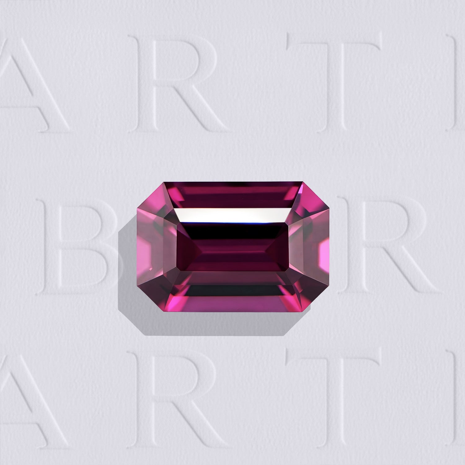 Grenat Rhodolite naturel rectangle à pans coupés facetté de 1.88 carat, originaire du Sri Lanka, de couleur violet-rosé soutenu, sans inclusion visible à l'œil nu et non traité.