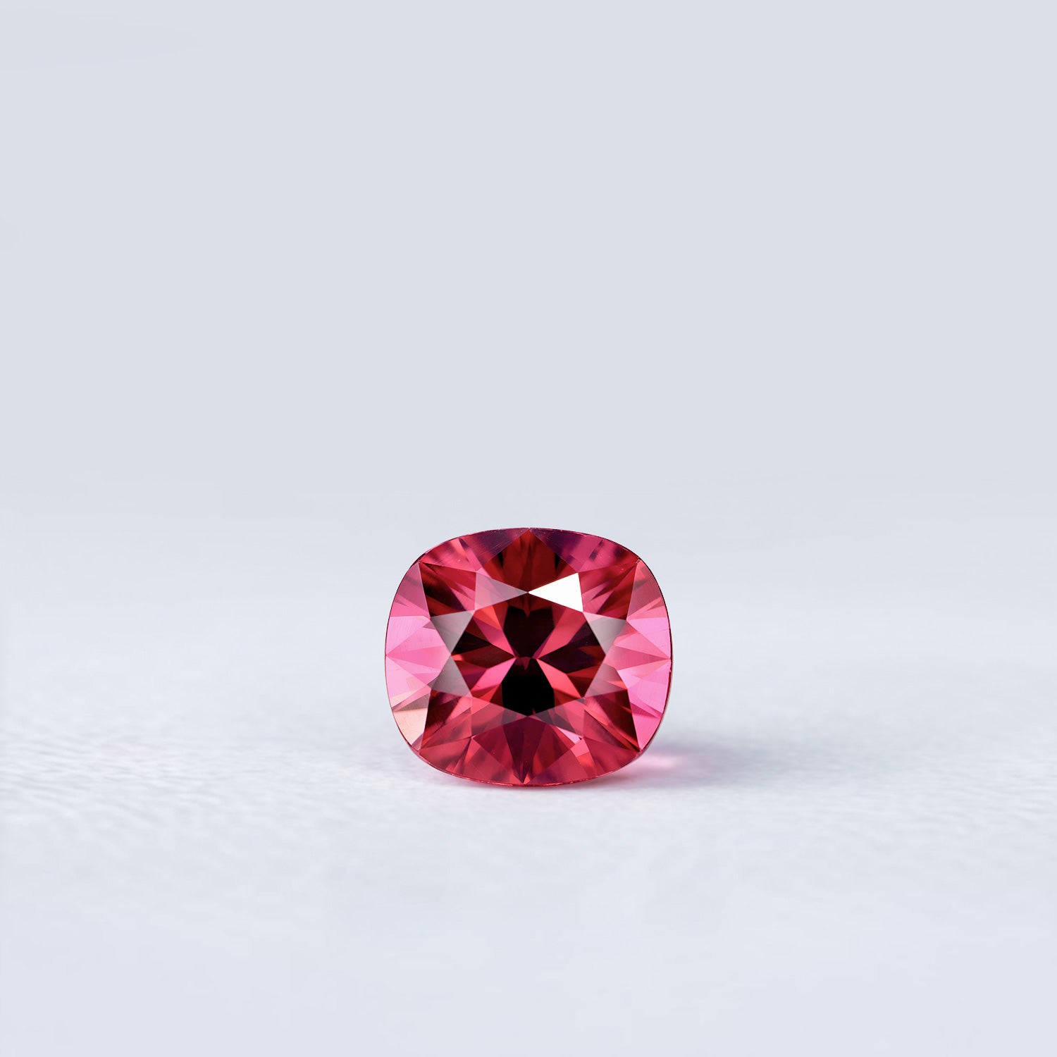 Grenat rhodolite coussin rectangle facetté 2,11ct, rouge-violet profond, pureté sans inclusion, provenance Tanzanie