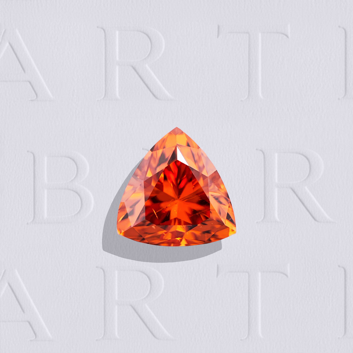 Grenat Spessartite naturel trillion facetté de 1.69 carat, originaire du Nigeria, de couleur orange intense Mandarin, légèrement inclus. Aucun traitement.