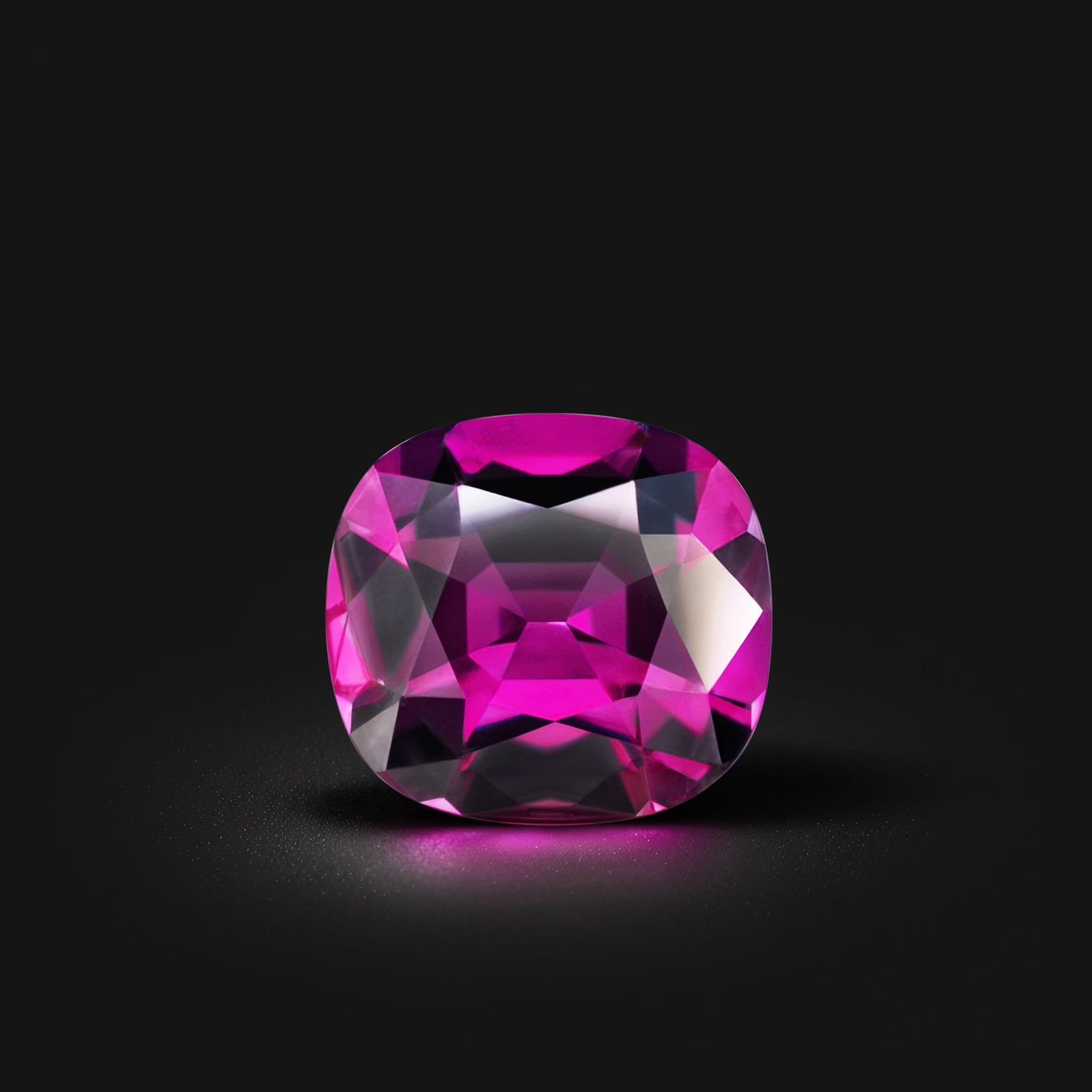 Grenat violet coussin rectangle facetté 1,45ct, violet profond, légère inclusion, provenance Mozambique