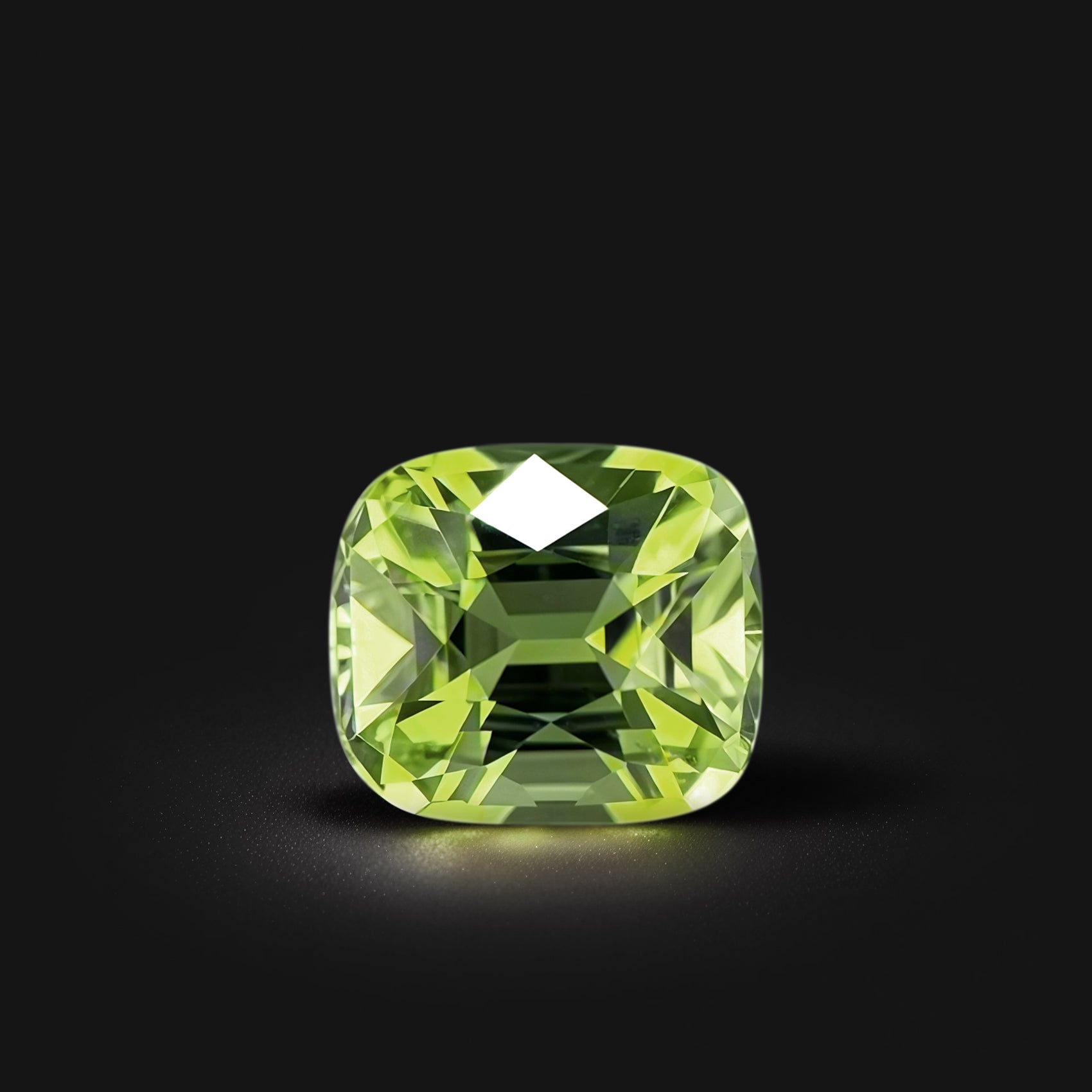 Péridot naturel coussin rectangle 1.49 carat, facetté, couleur vert-jaune prononcé, origine Myanmar