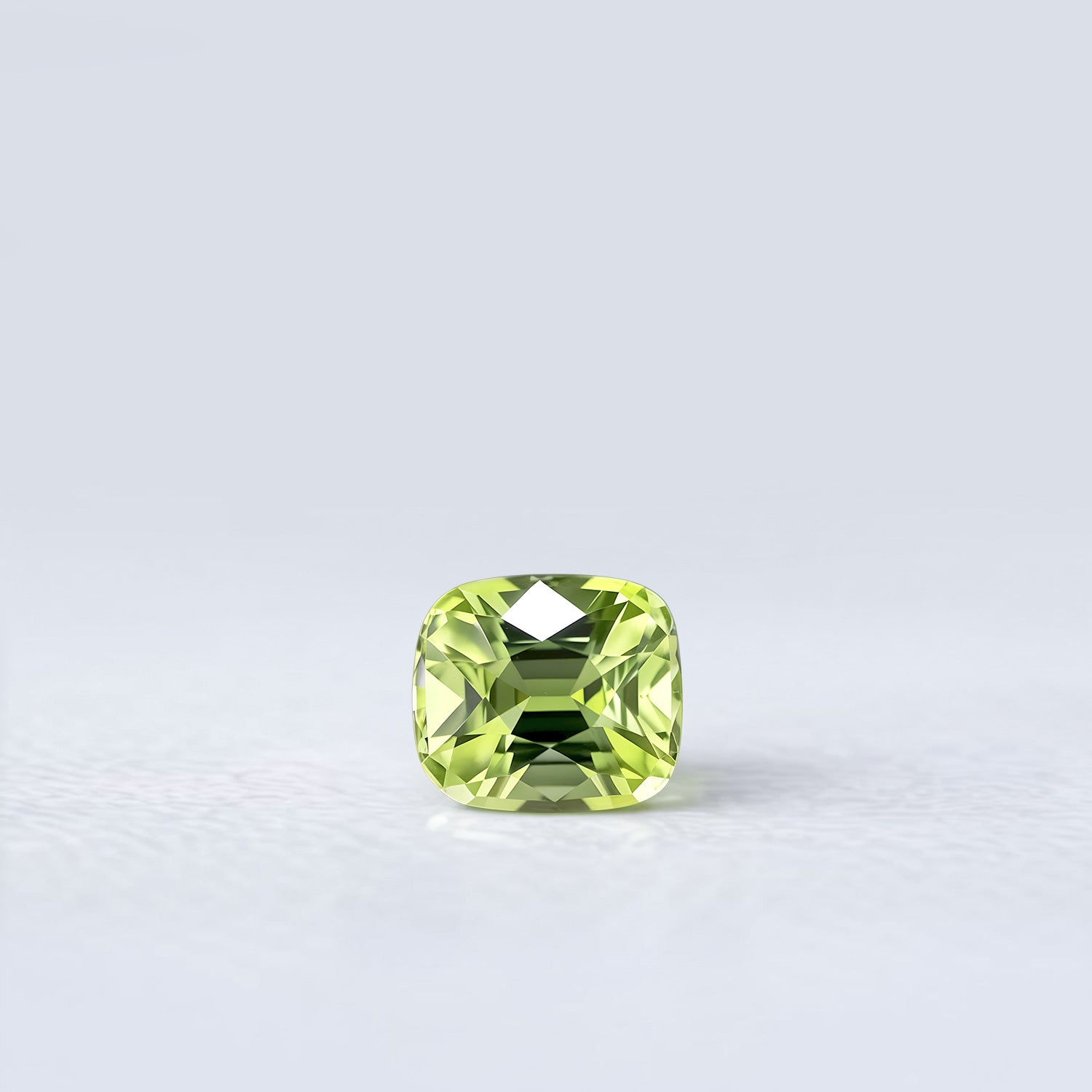 Péridot naturel coussin rectangle 1.49 carat, facetté, couleur vert-jaune prononcé, origine Myanmar