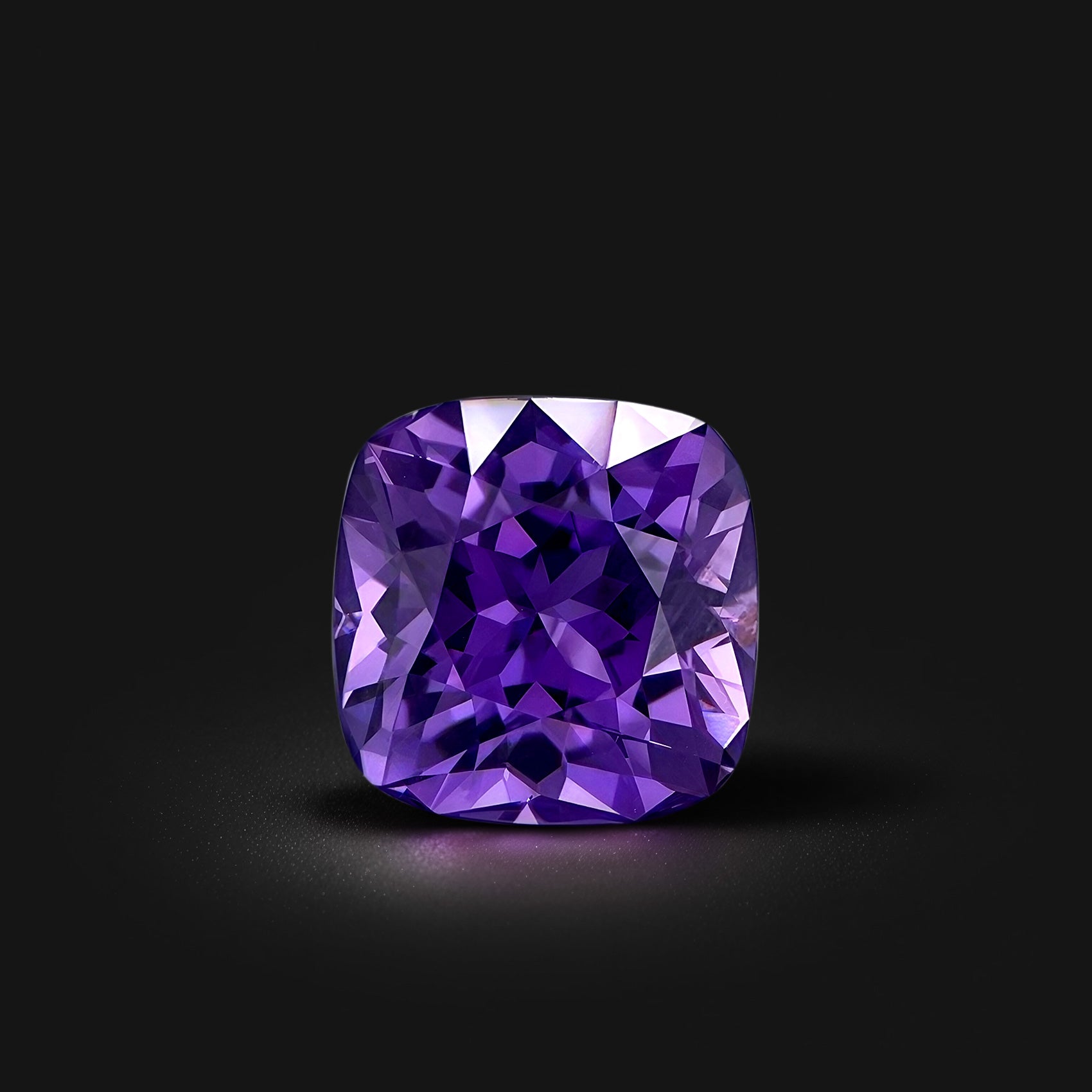 Saphir violet coussin carré 0.96 carat, facetté, couleur violet-rosé profond, Sri Lanka