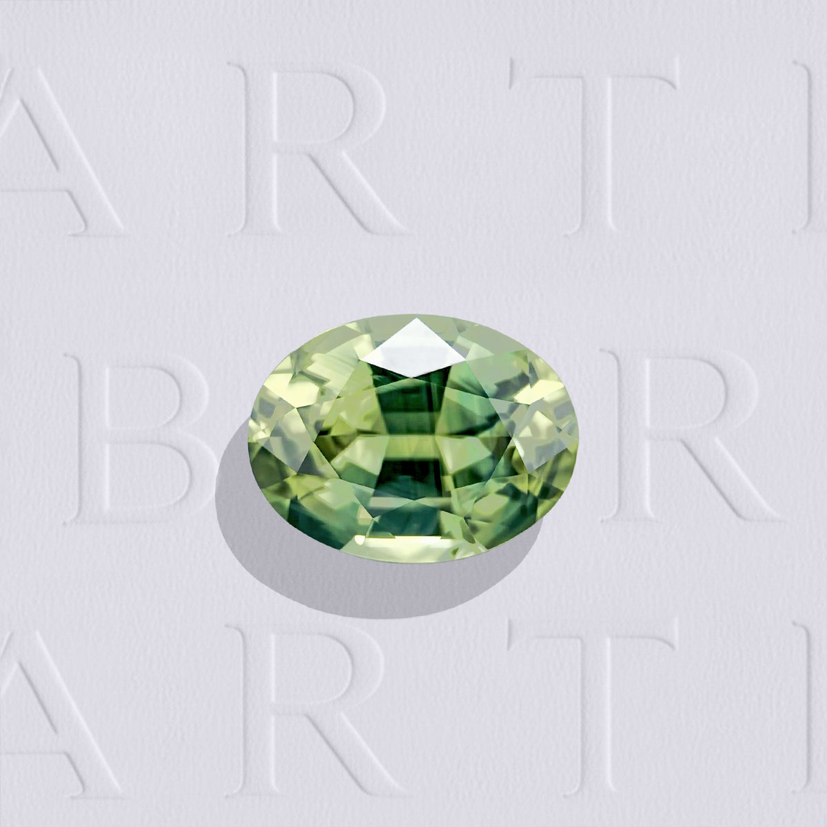 Saphir bicolore naturel ovale facetté de 1.61 carat, originaire d’Australie, jaune et vert bleuté, à inclusions type zones de croissance. Aucun traitement.