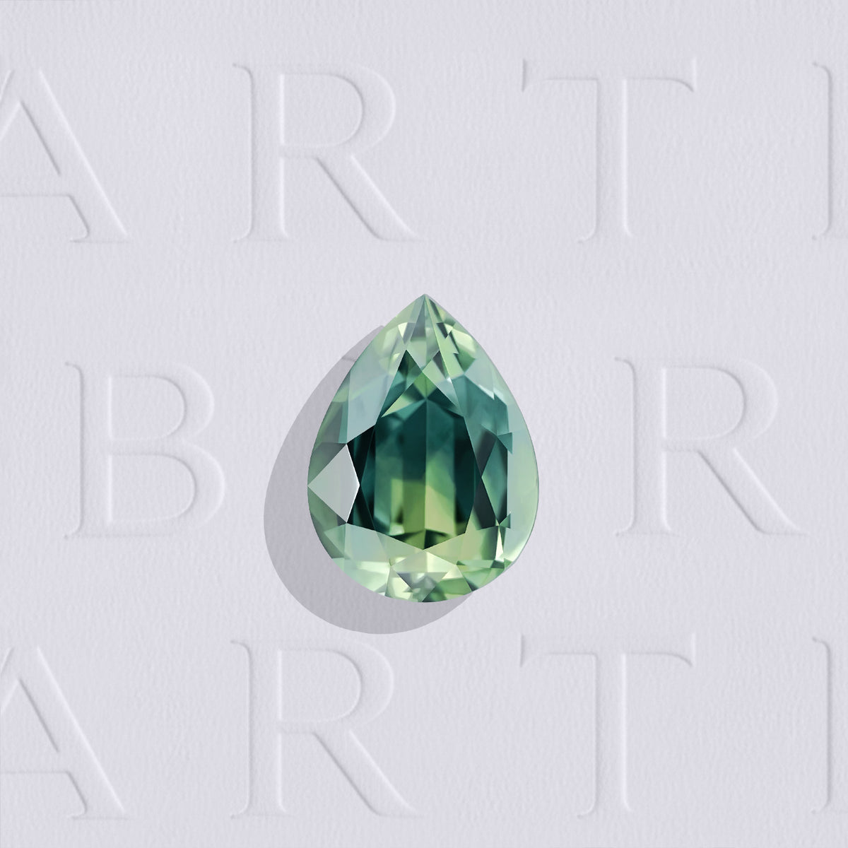 Saphir bicolore naturel poire facetté de 0.88 carat, originaire d’Australie, présentant des couleurs jaune et bleu-vert, sans inclusion visible à l’œil nu et non traité.