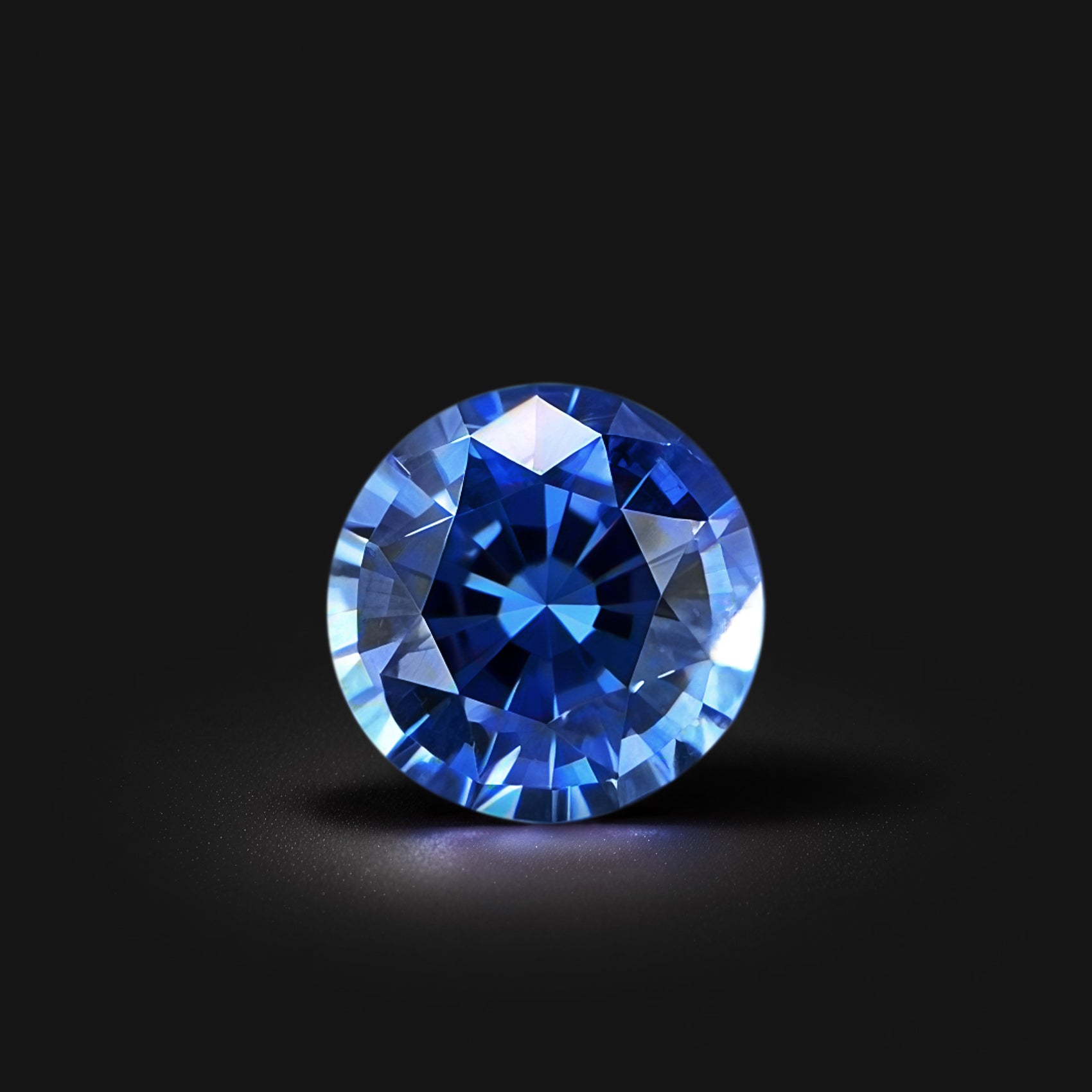 Saphir bleu rond facetté 0,62ct, bleu intense, pureté sans inclusion visible, traitement chauffé, Sri Lanka