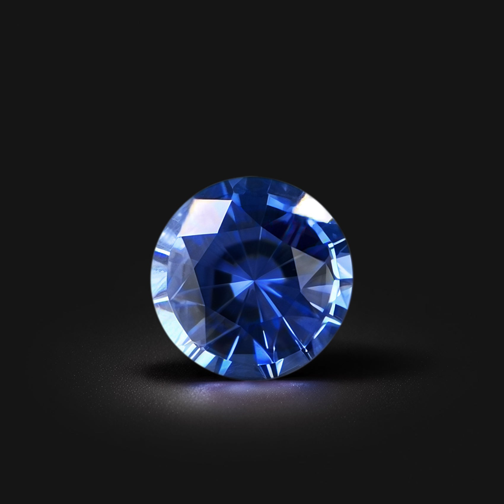 Saphir bleu rond facetté 0,62ct, couleur bleu intense, pureté sans inclusion visible, traitement chauffé, Sri Lanka