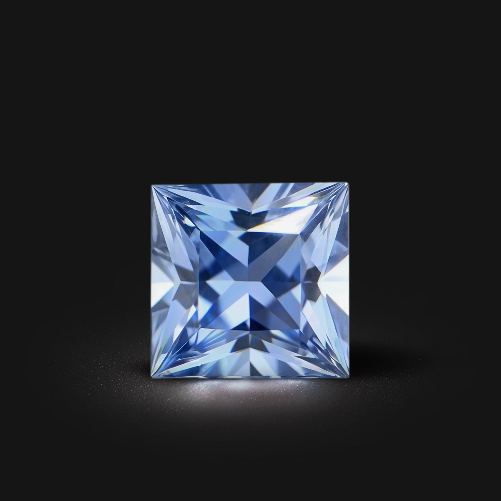 Saphir bleu carré facetté 0,78ct, couleur bleu prononcé, pureté sans inclusion, Sri Lanka