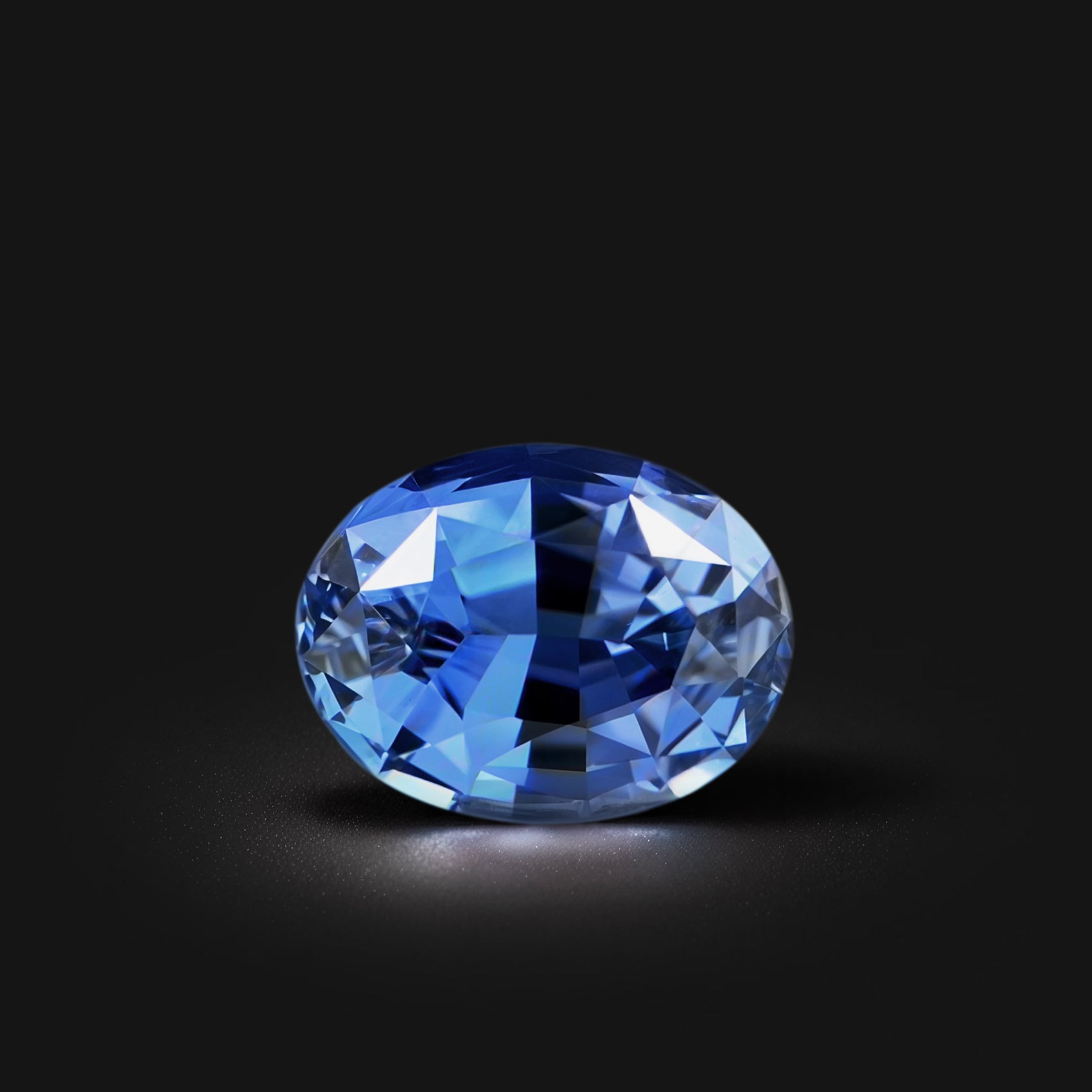Saphir bleu naturel ovale 1.29 carat, facetté, couleur bleu soutenu, origine Sri Lanka