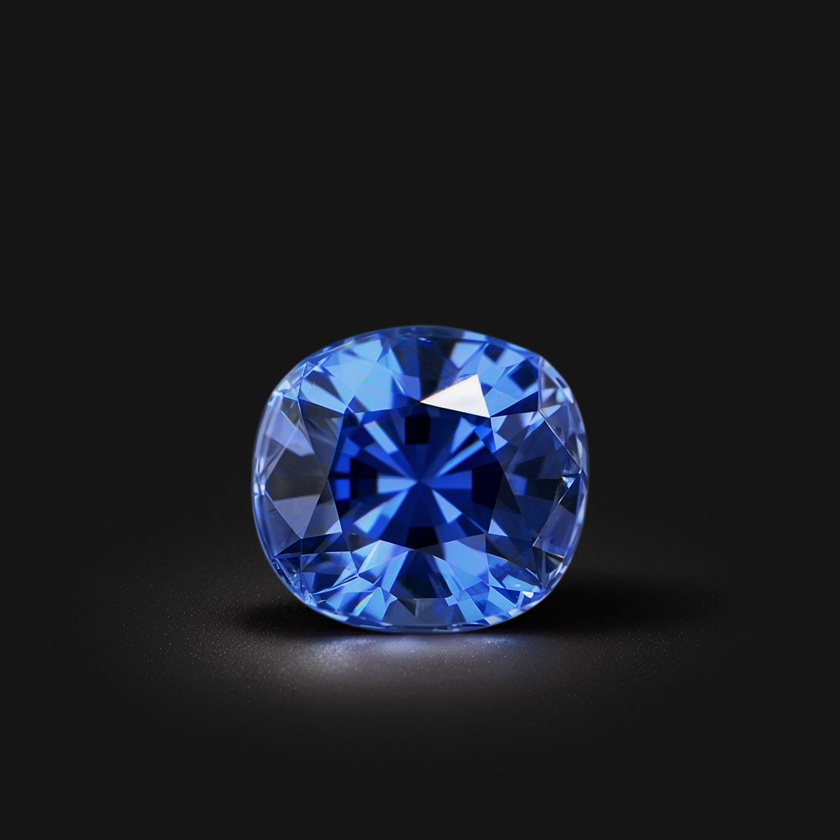 Saphir bleu coussin rectangle facetté 1,30ct, couleur bleu intense, pureté sans inclusion, Sri Lanka
