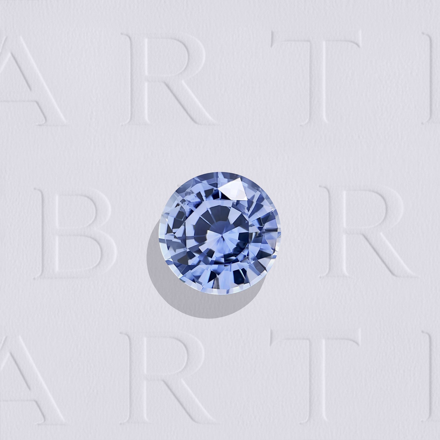 Saphir bleu naturel rond facetté de 0.57 carat, originaire du Sri Lanka, de couleur bleu prononcé, légèrement inclus, beau rendu, chauffe classique.