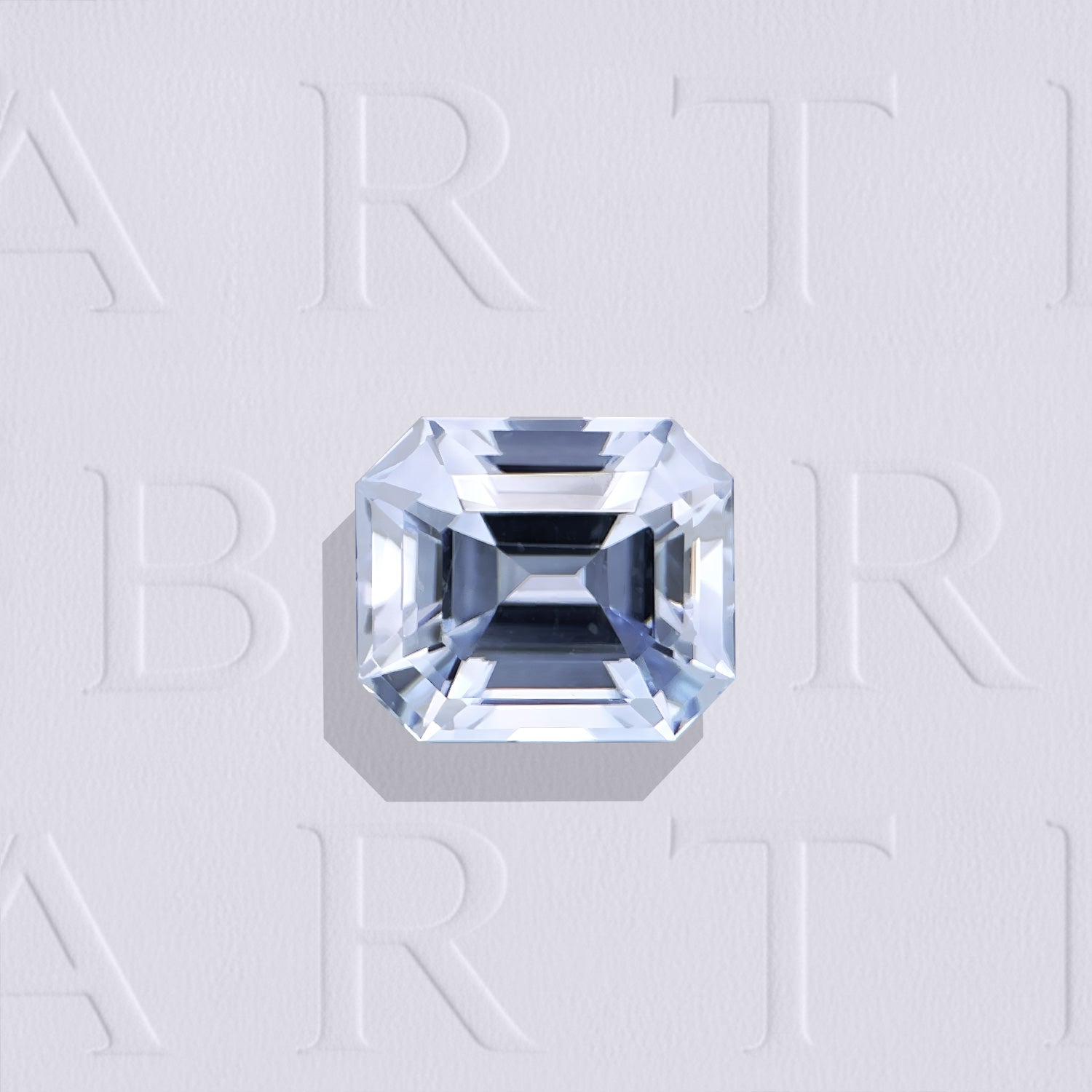 Saphir bleu naturel rectangle à pans coupés facetté de 1.80 carat, originaire du Sri Lanka, de couleur bleu très léger, légèrement inclus. Chauffe traditionnelle..