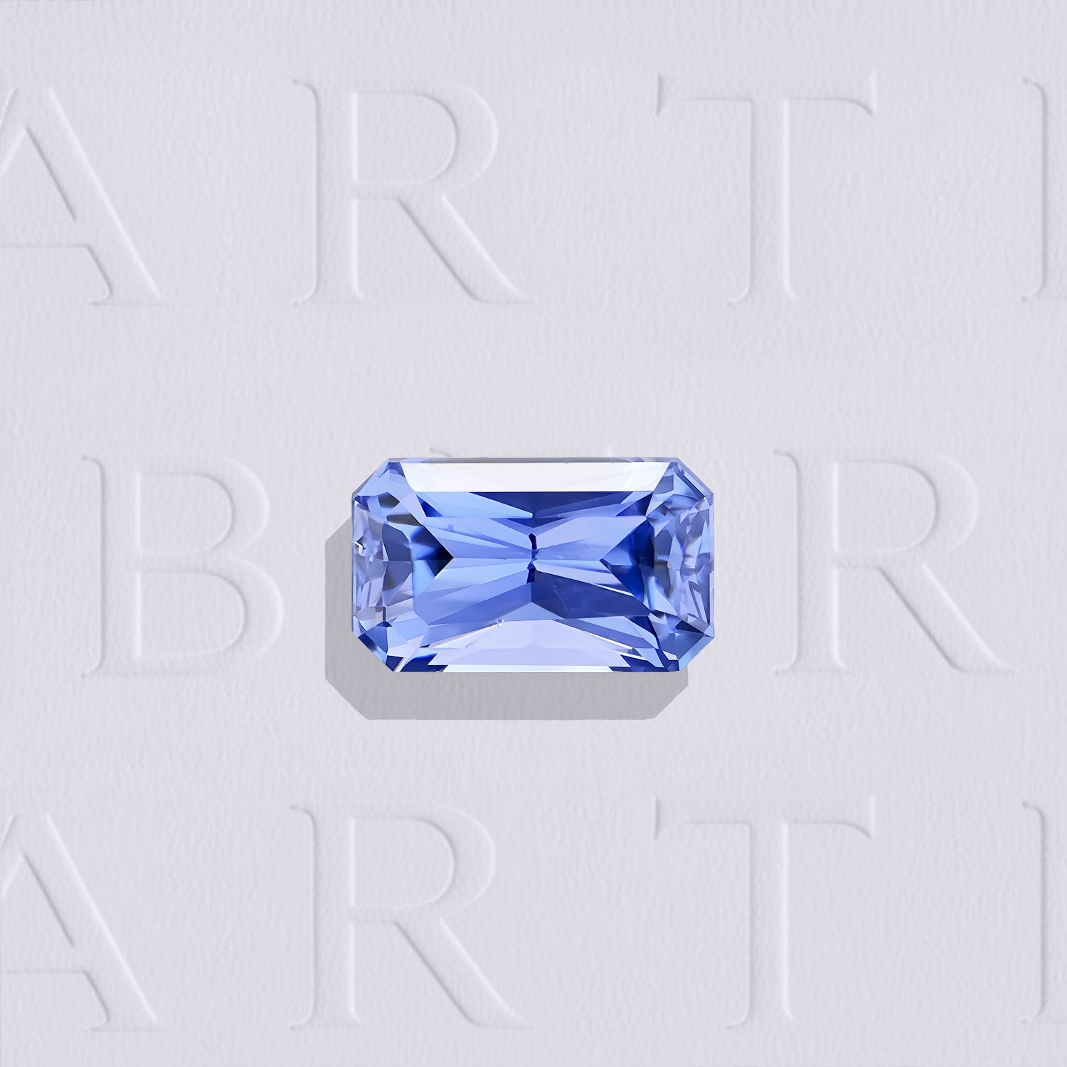 Saphir bleu naturel rectangle à pans coupés facetté de 0.56 carat, originaire du Sri Lanka, de couleur bleu prononcé, légèrement inclus et non traité.