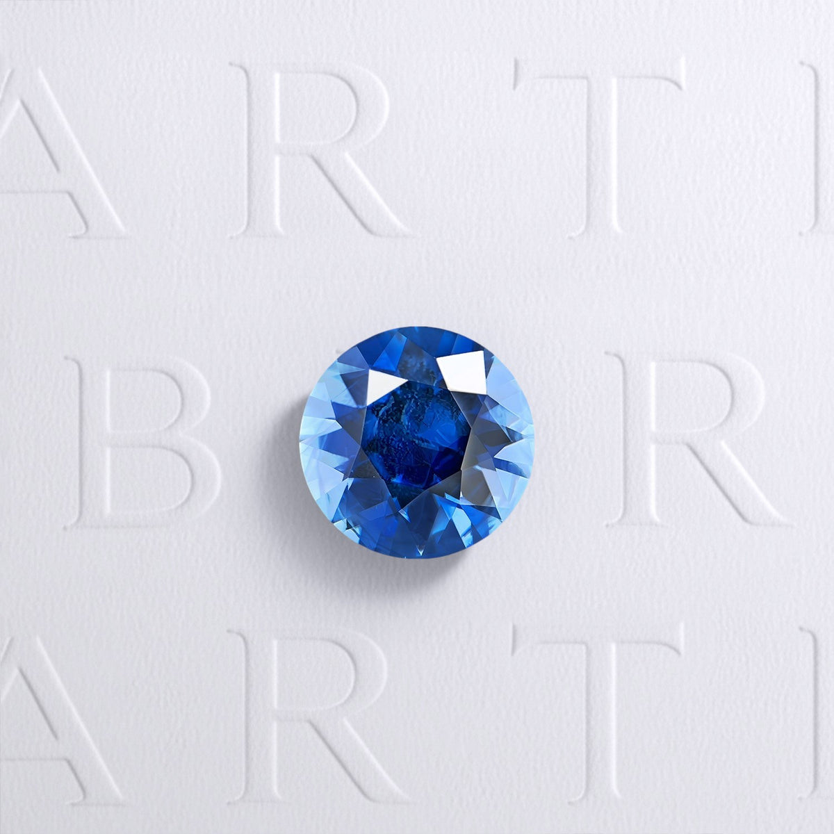 Saphir bleu naturel rond facetté de 0.79 carat, originaire de la région de Ratnapura au Sri Lanka, de couleur bleu intense, légèrement inclus et non traité.