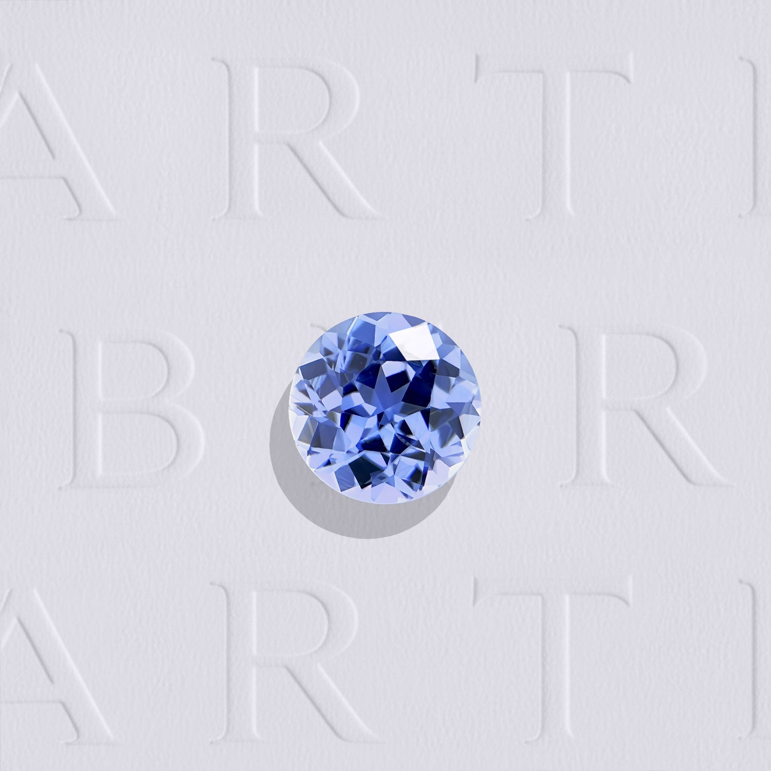 Saphir bleu naturel rond facetté de 0.44 carat, originaire du Sri Lanka, de couleur bleu prononcé, très légèrement inclus et chauffé.