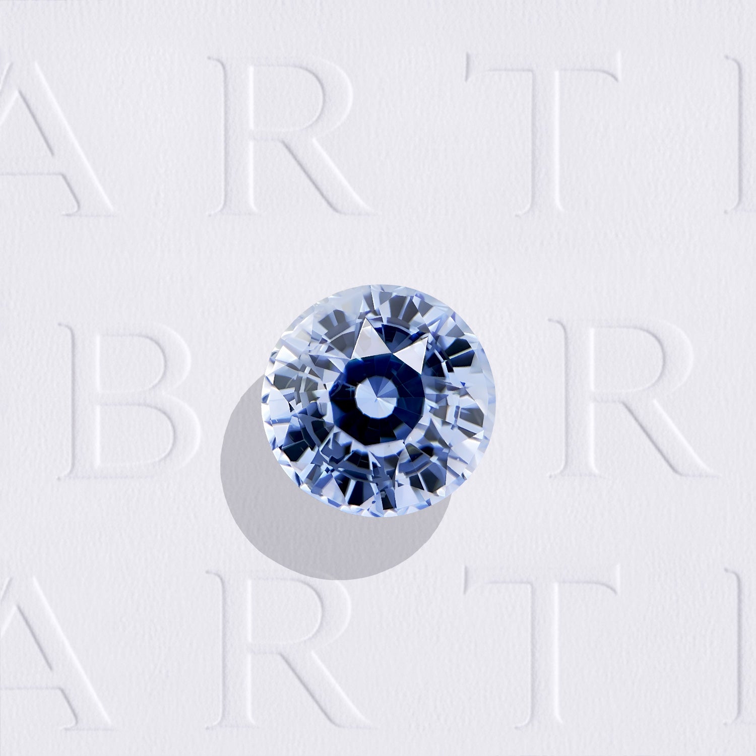 Saphir bleu naturel rond facetté de 1.21 carat, originaire de Madagascar, de couleur bleu léger, légèrement inclus, chauffe traditionnelle.