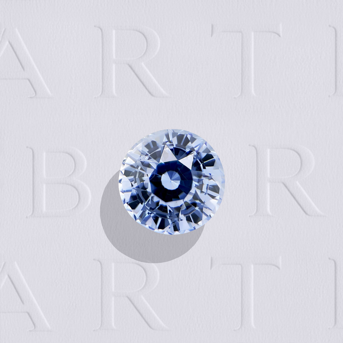 Saphir bleu naturel rond facetté de 1.21 carat, originaire de Madagascar, de couleur bleu léger, légèrement inclus, chauffe traditionnelle.