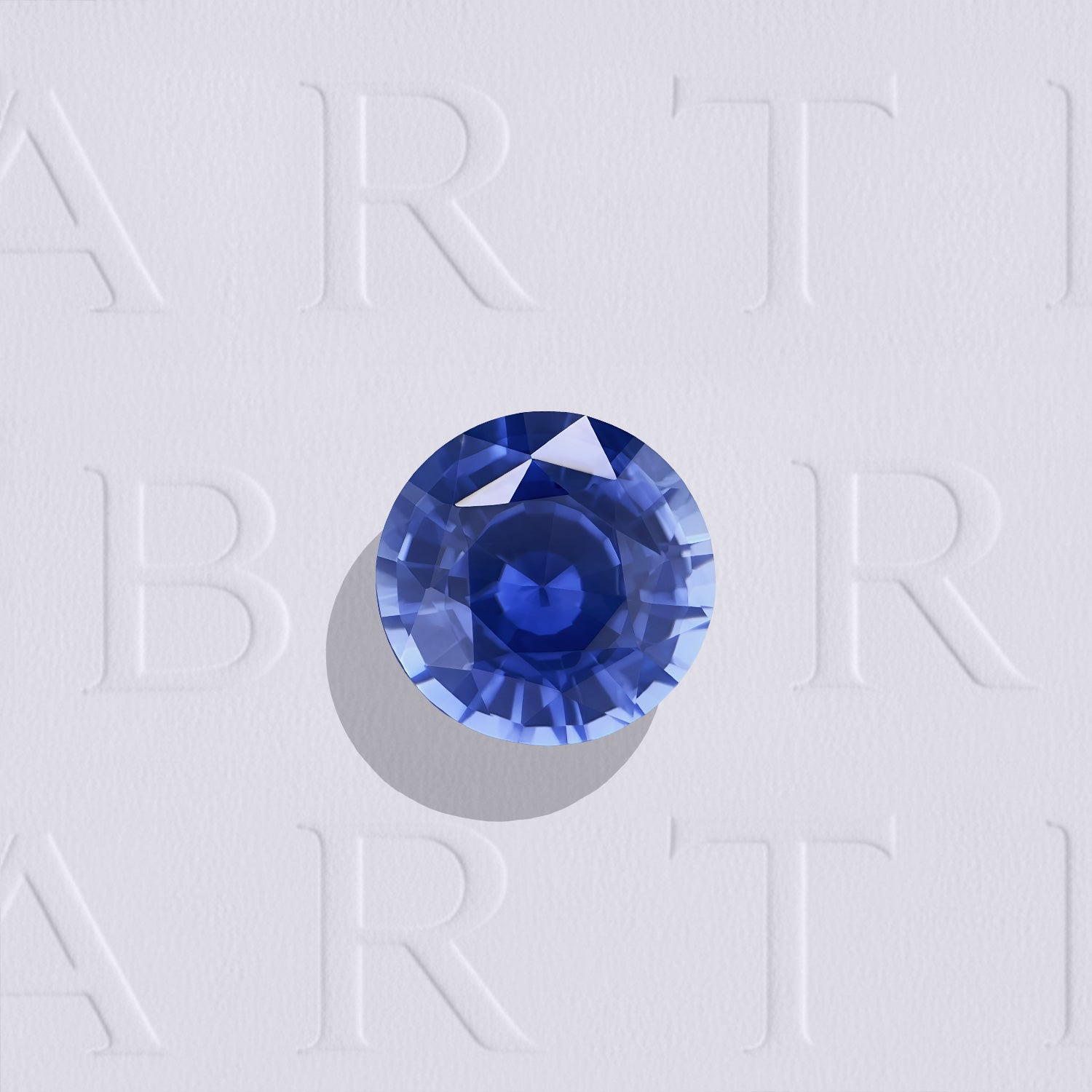 Saphir bleu naturel rond facetté de 1.06 carat, originaire du Sri Lanka, de couleur bleu soutenu avec une texture laiteuse, légèrement inclus. Chauffe traditionnelle.