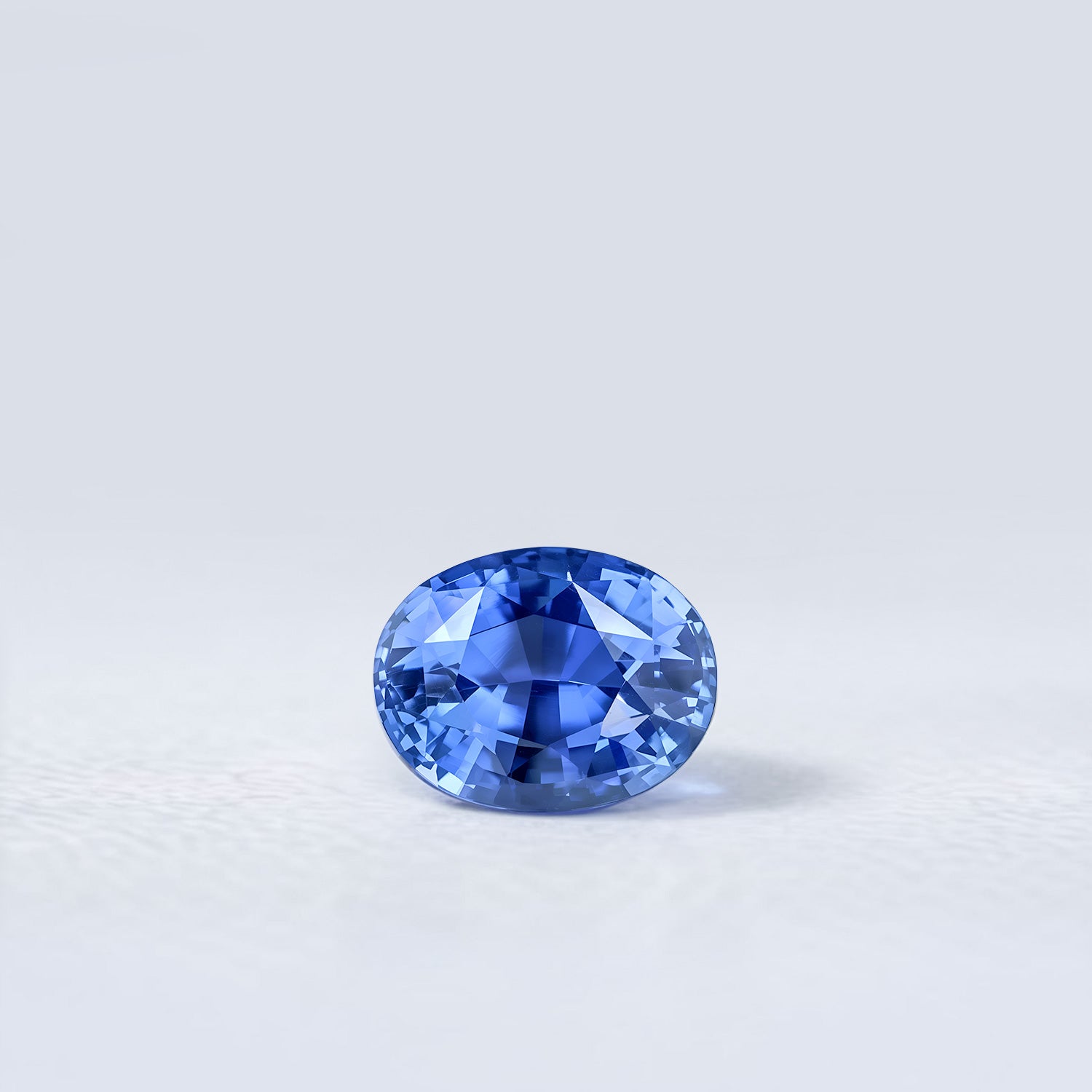 Saphir bleu ovale facetté 2,15ct, bleu soutenu, très légèrement inclus, Sri-Lanka