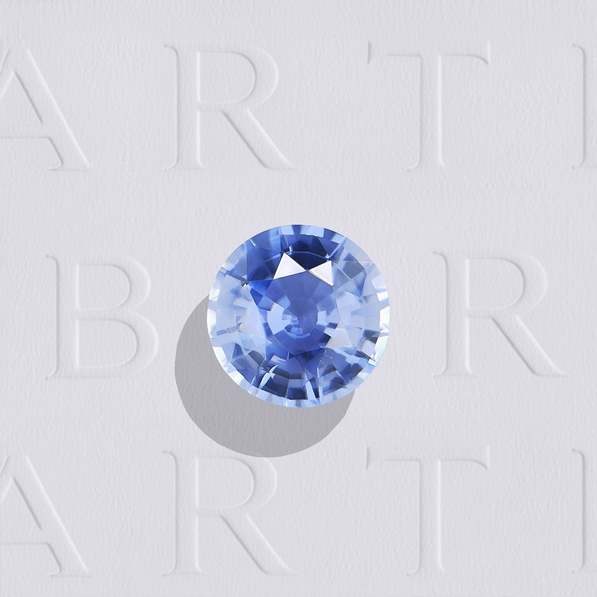 Saphir bleu naturel rond facetté de 0.96 carat, originaire du Sri Lanka, de couleur bleu prononcé, inclus et non traité.
