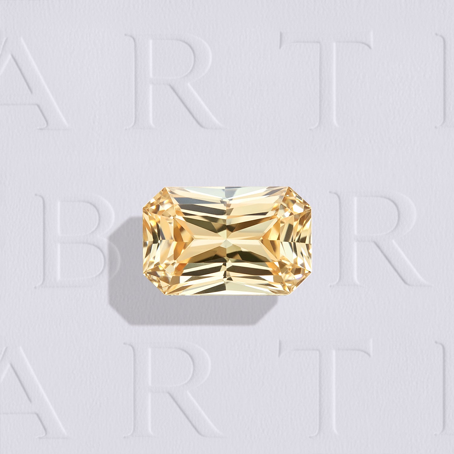 Saphir jaune-orangé naturel non chauffé rectangle à pans coupés facetté de 1.14ct, couleur jaune-orangé prononcé, provenance Sri-Lanka