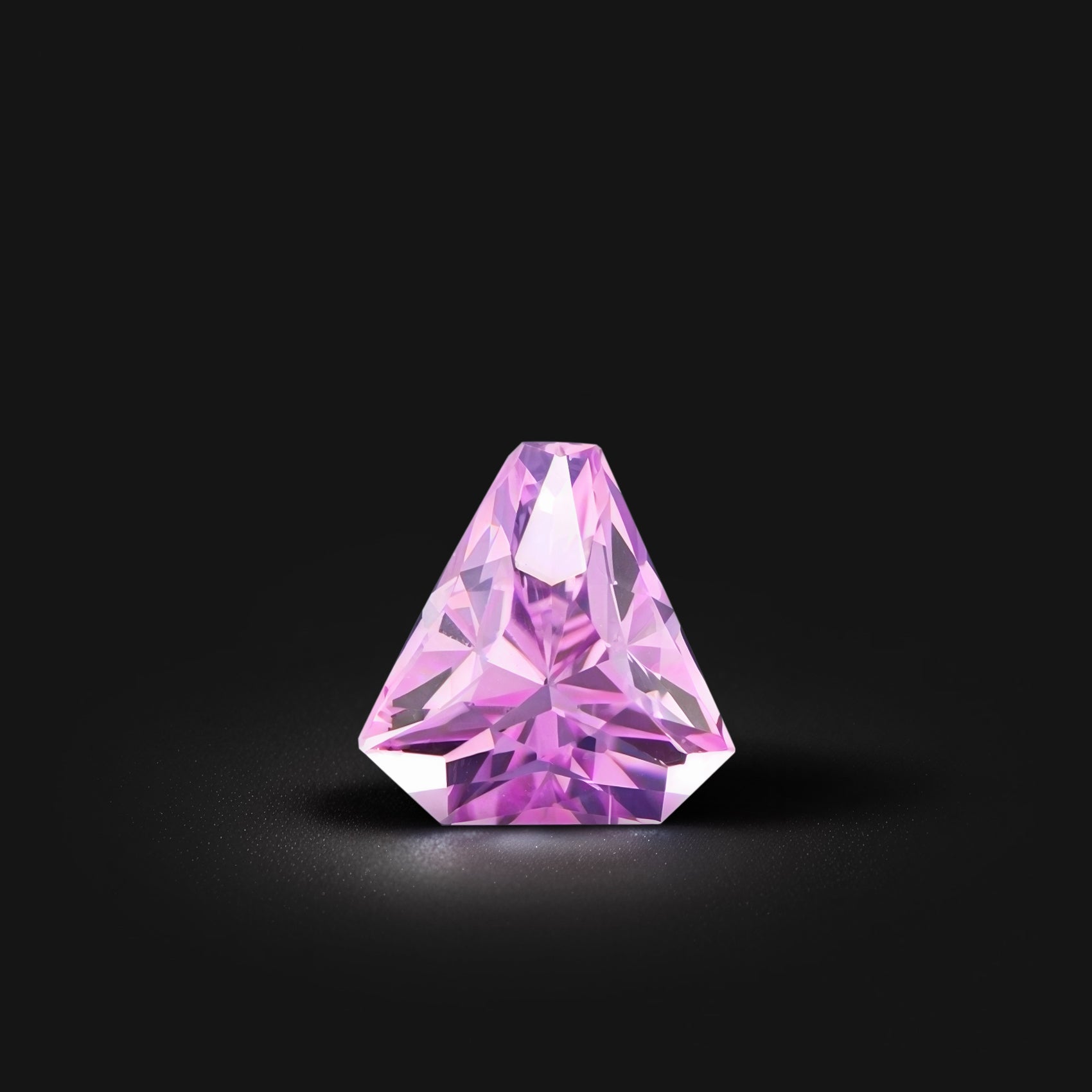 Saphir rose naturel 1.09 carat du Sri Lanka, forme abstraite facettée, couleur prononcée