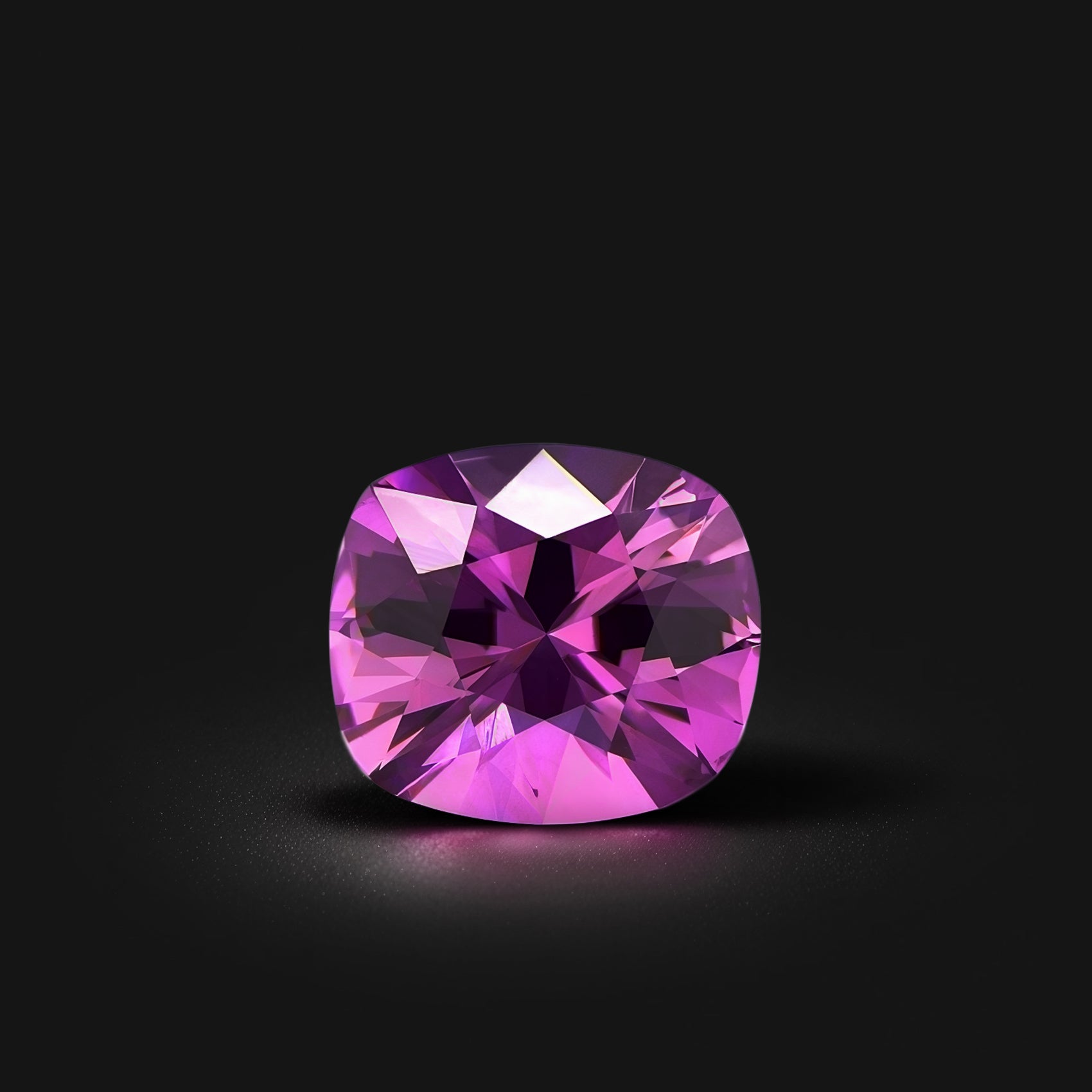 Saphir violet-rosé naturel coussin facetté de 1.22 carat, couleur intense, originaire du Sri Lanka