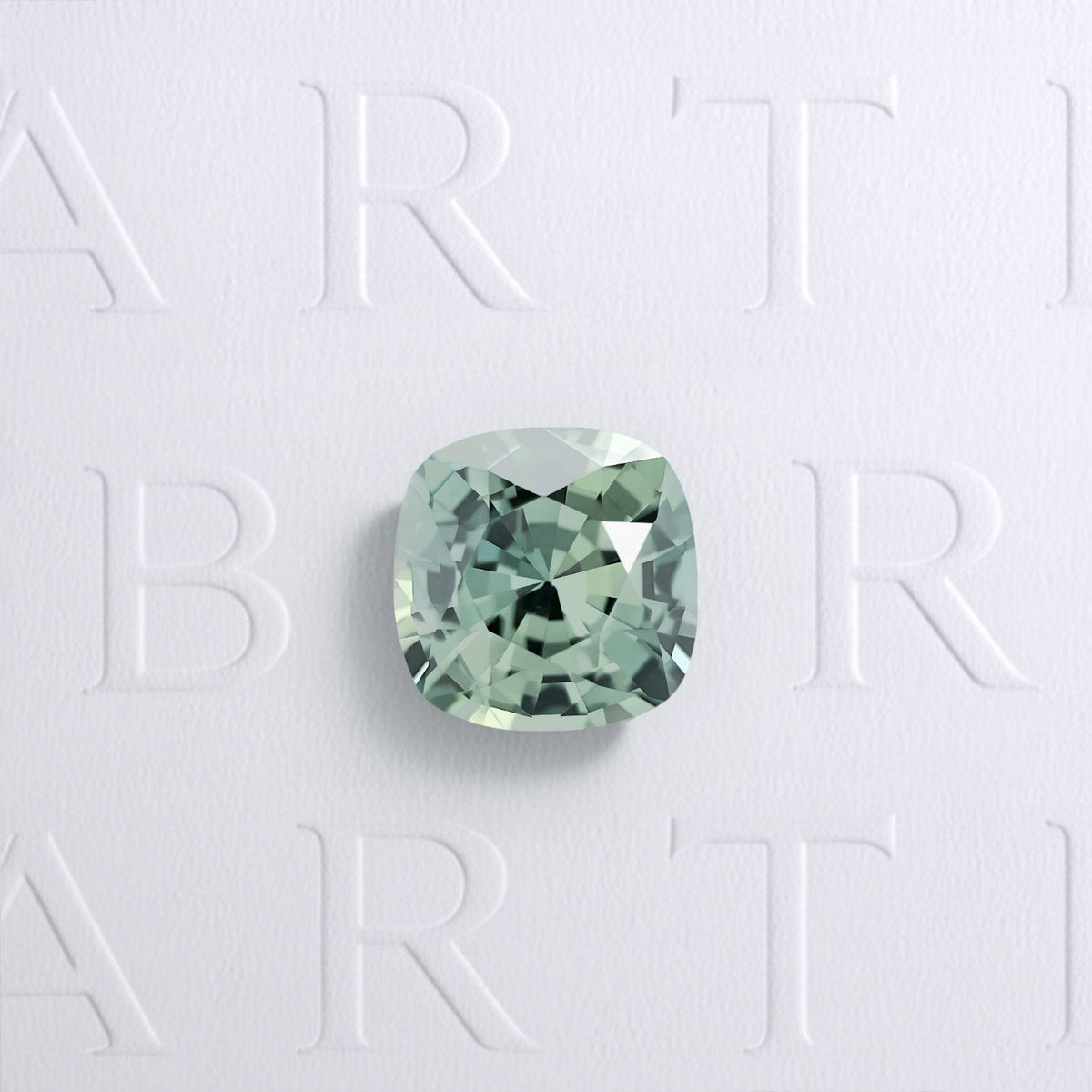 Saphir Teal naturel coussin carré facetté de 0.74 carat, originaire de Madagascar, de couleur bleu-vert prononcé, sans inclusion visible à l'œil nu. Aucun traitement.