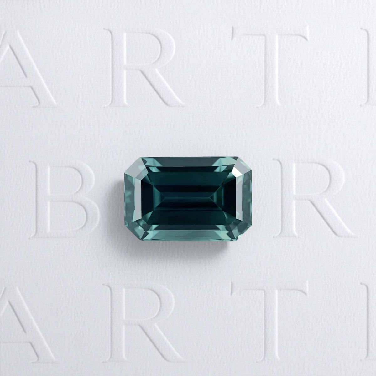 Saphir Teal naturel rectangle à pans coupés facetté de 0.81 carat, originaire d’Australie, de couleur cyan-vert profond, sans inclusion visible à l'œil nu. Aucun traitement.