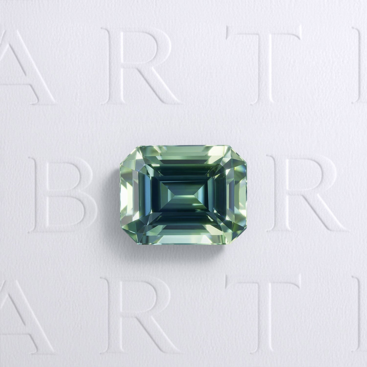 Saphir Teal naturel rectangle à pans coupés facetté de 1.05 carat, originaire de Madagascar, bleu-vert prononcé légèrement nuancé de jaune, sans inclusion visible à l'œil nu et non traité.