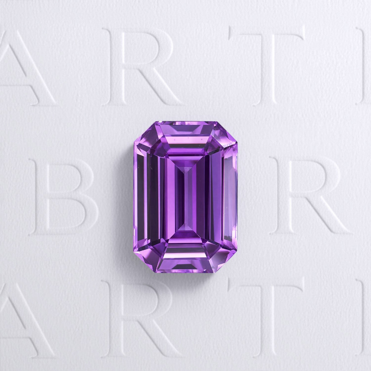 Saphir violet naturel non chauffé rectangle à pans coupés de 1.67 carat facetté, couleur violet intense, originaire de Madagascar