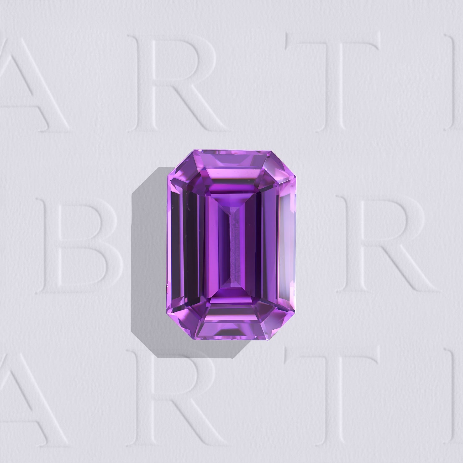 Saphir violet naturel non chauffé rectangle à pans coupés de 1.67 carat facetté, couleur violet intense, originaire de Madagascar