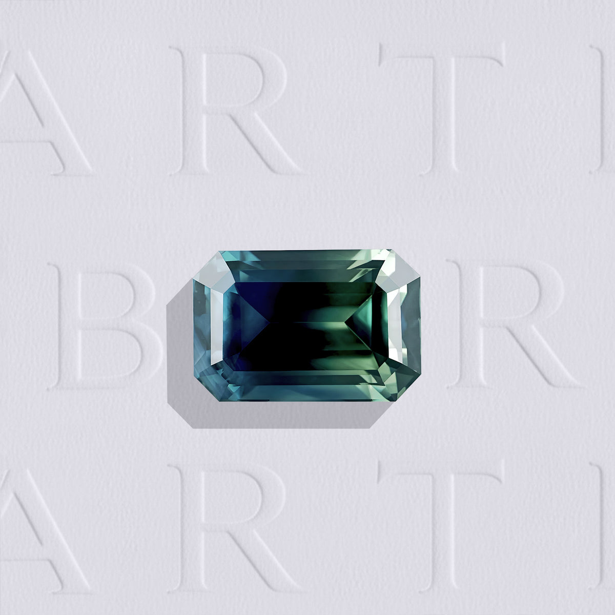 Saphir bicolore naturel rectangle à pans coupés facetté de 1.32 carat, originaire d’Australie, présentant des nuances bleu-vert et jaune-vert, sans inclusion visible à l’œil nu et non traité.