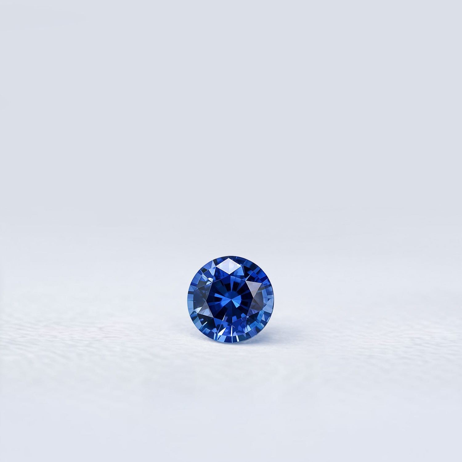 Saphir bleu rond facetté 0,62ct, bleu intense, pureté sans inclusion visible, traitement chauffé, Sri Lanka