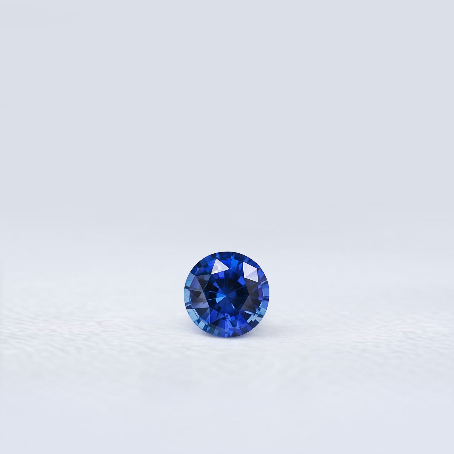 Saphir bleu rond facetté 0,66ct, bleu intense, pureté sans inclusion visible, traité chauffé, Sri Lanka