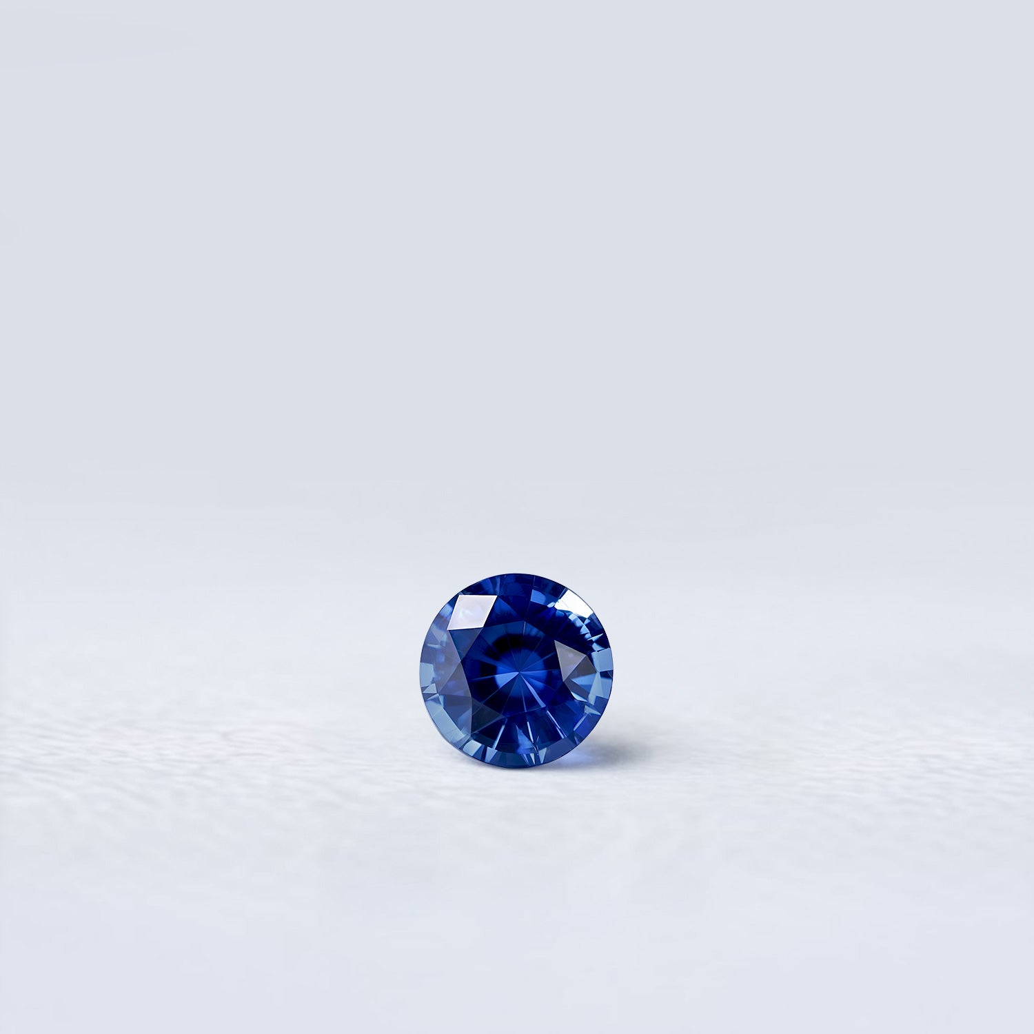 Saphir bleu rond facetté 0,62ct, couleur bleu intense, pureté sans inclusion visible, traitement chauffé, Sri Lanka