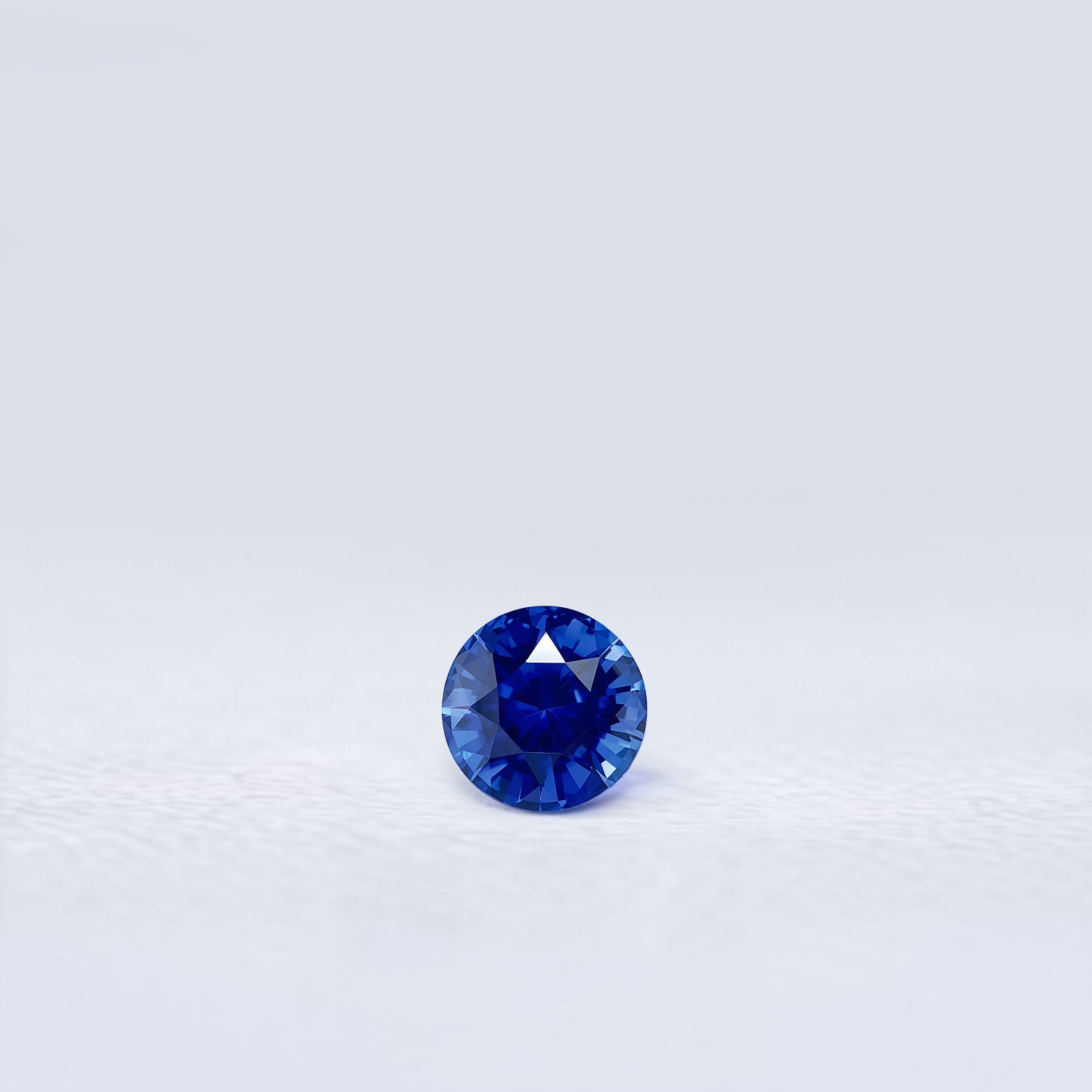 Saphir bleu rond facetté 0,67ct, bleu intense, pureté sans inclusion visible, traité chauffé, Sri Lanka