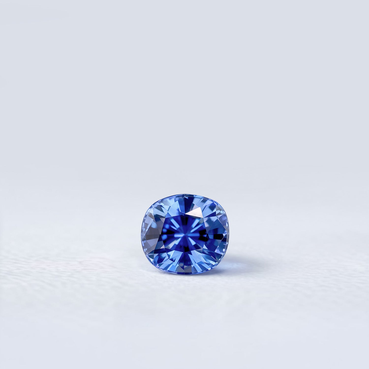 Saphir bleu coussin rectangle facetté 1,30ct, couleur bleu intense, pureté sans inclusion, Sri Lanka