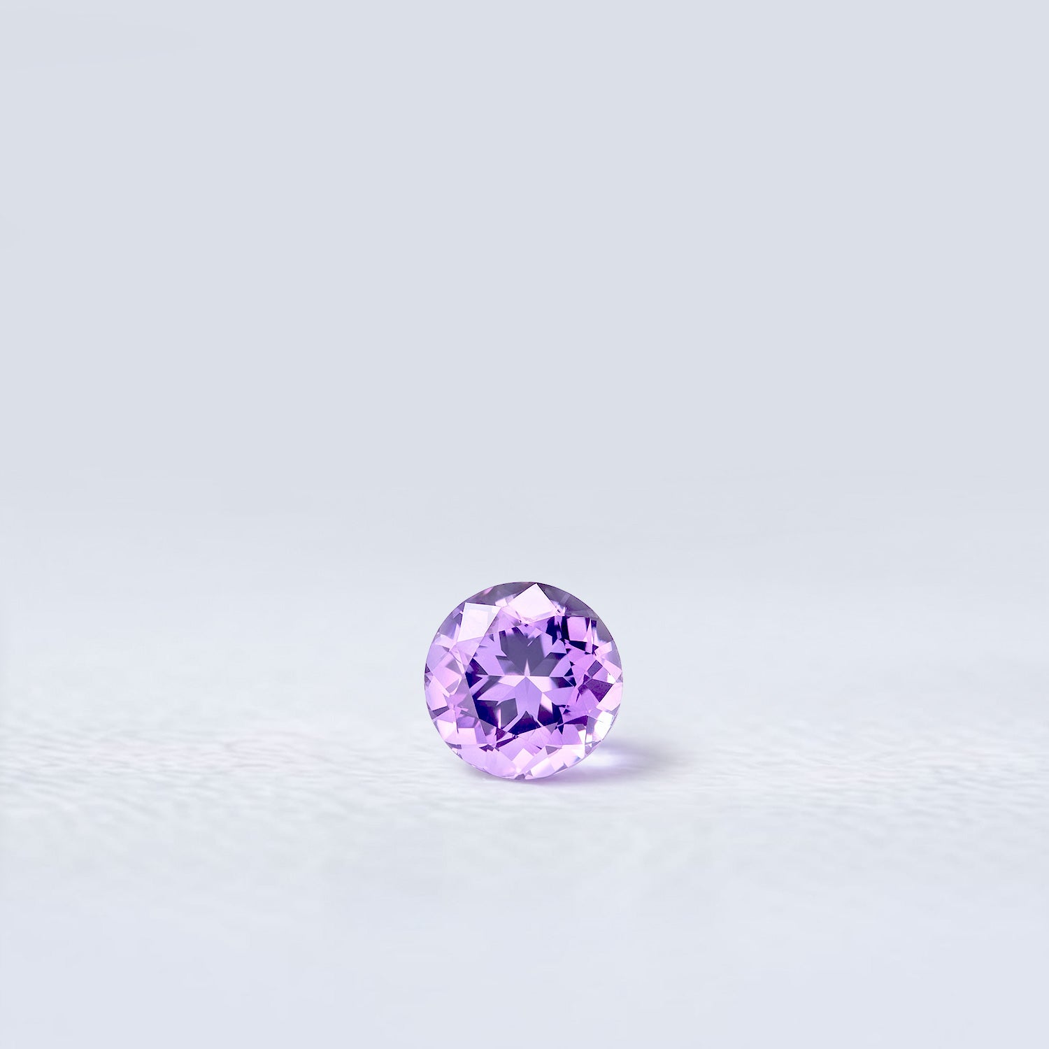 Saphir rond facetté 0,84ct, violet prononcé, pureté sans inclusion à l’œil nu, origine Sri Lanka