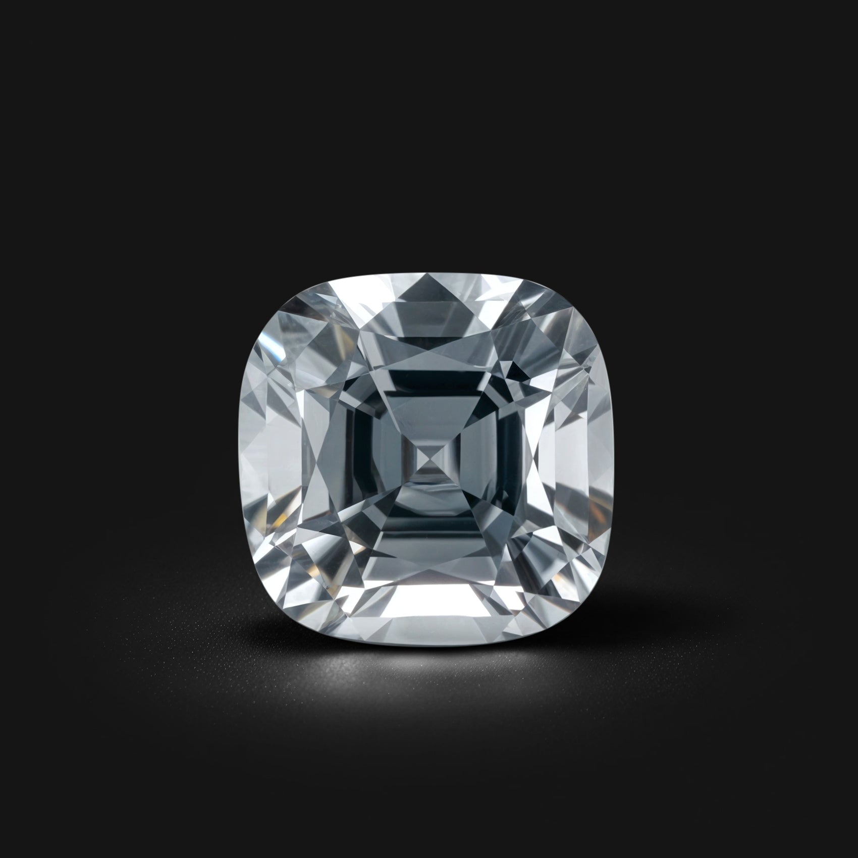Spinelle gris 2,03 carats, coussin carré facetté, couleur Silver Grey, origine Mozambique