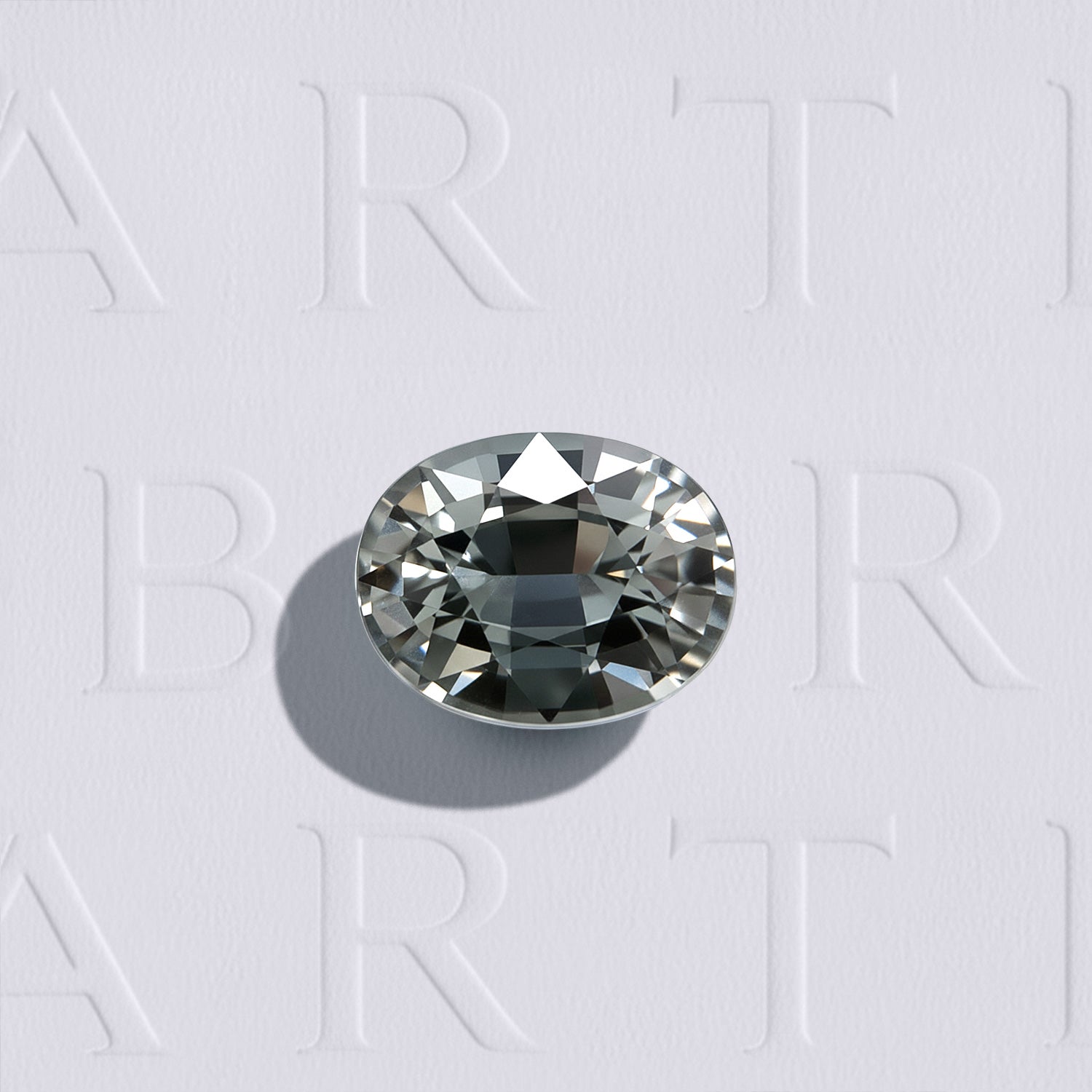 Spinelle naturel ovale facetté de 1.08 carat, couleur grise soutenue, aucun traitrement, originaire du Myanmar